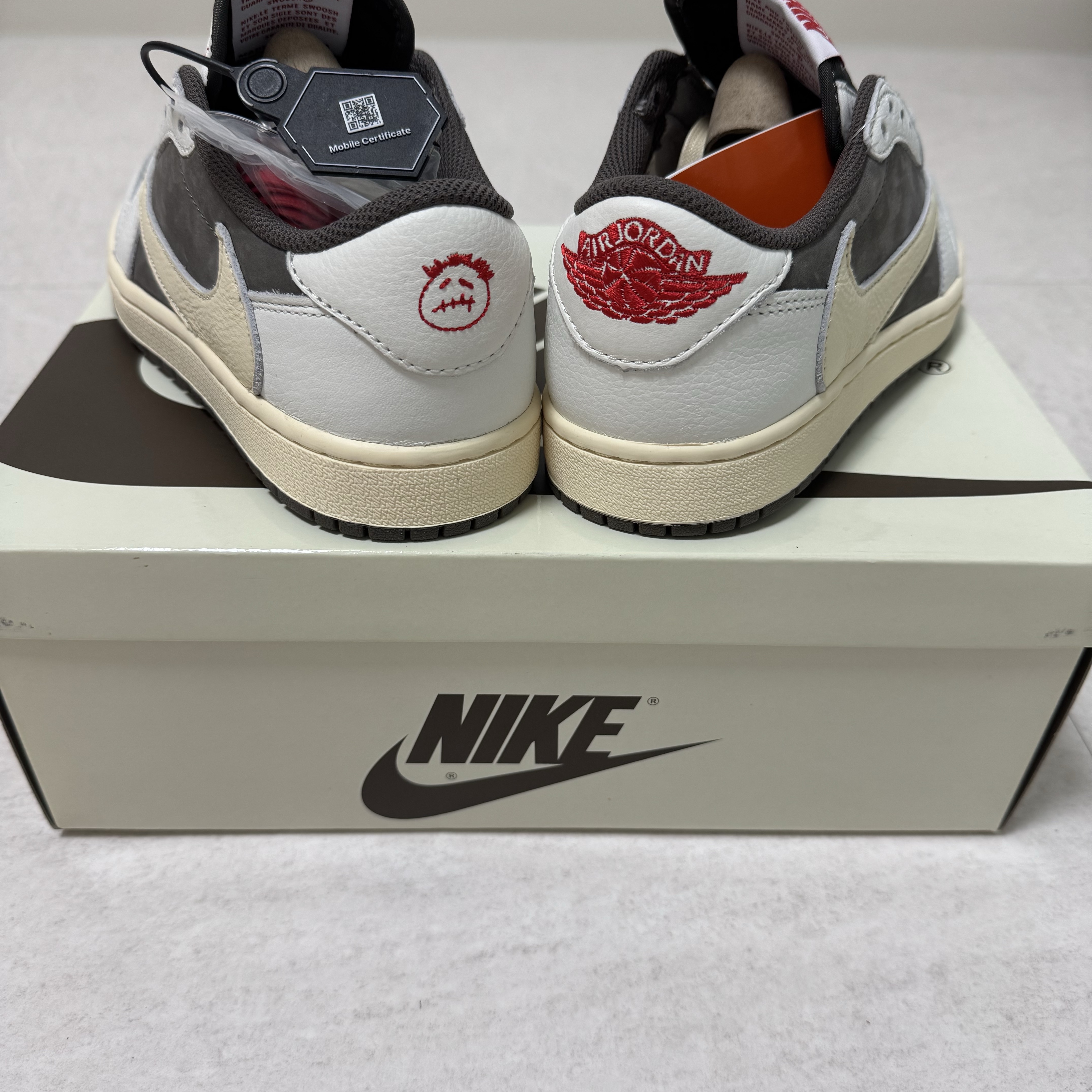Jordan 1 x Travis Scott Retro Low OG SP Sail and Ridgerock 착용 스타일 - 4