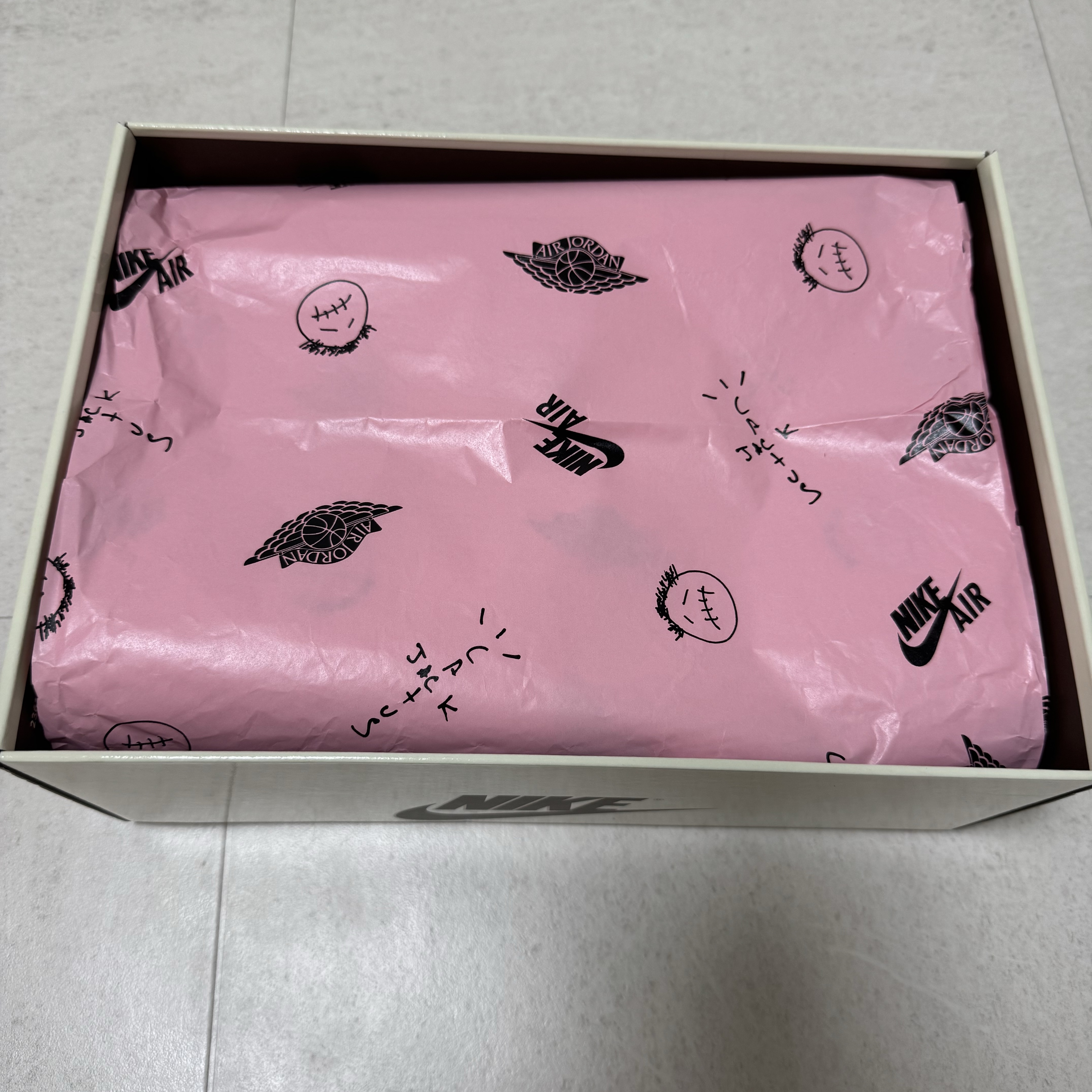 Jordan 1 x Travis Scott Retro Low OG SP Sail and Ridgerock 착용 스타일 - 2