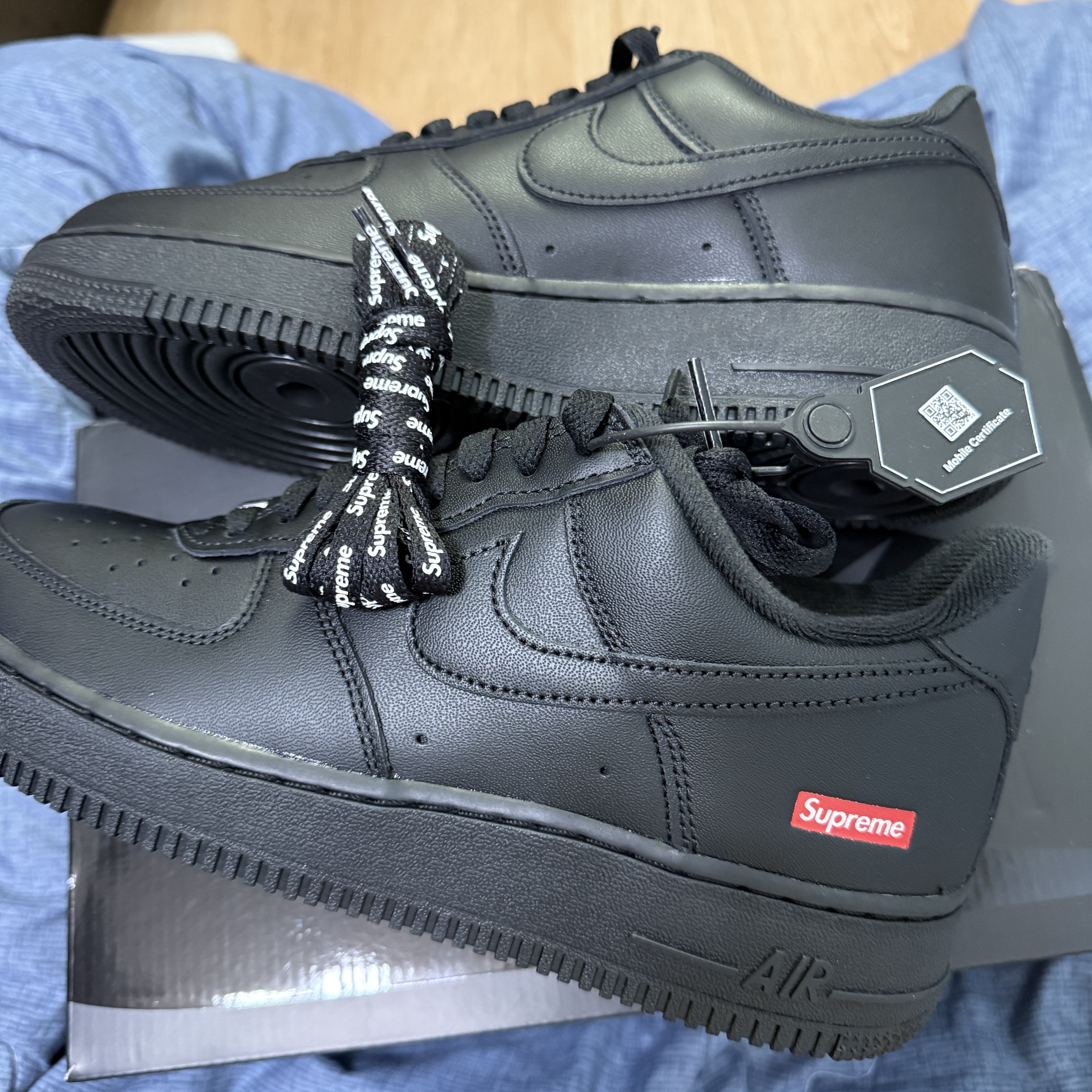Nike x Supreme Air Force 1 Low Black 착용 스타일 - 3