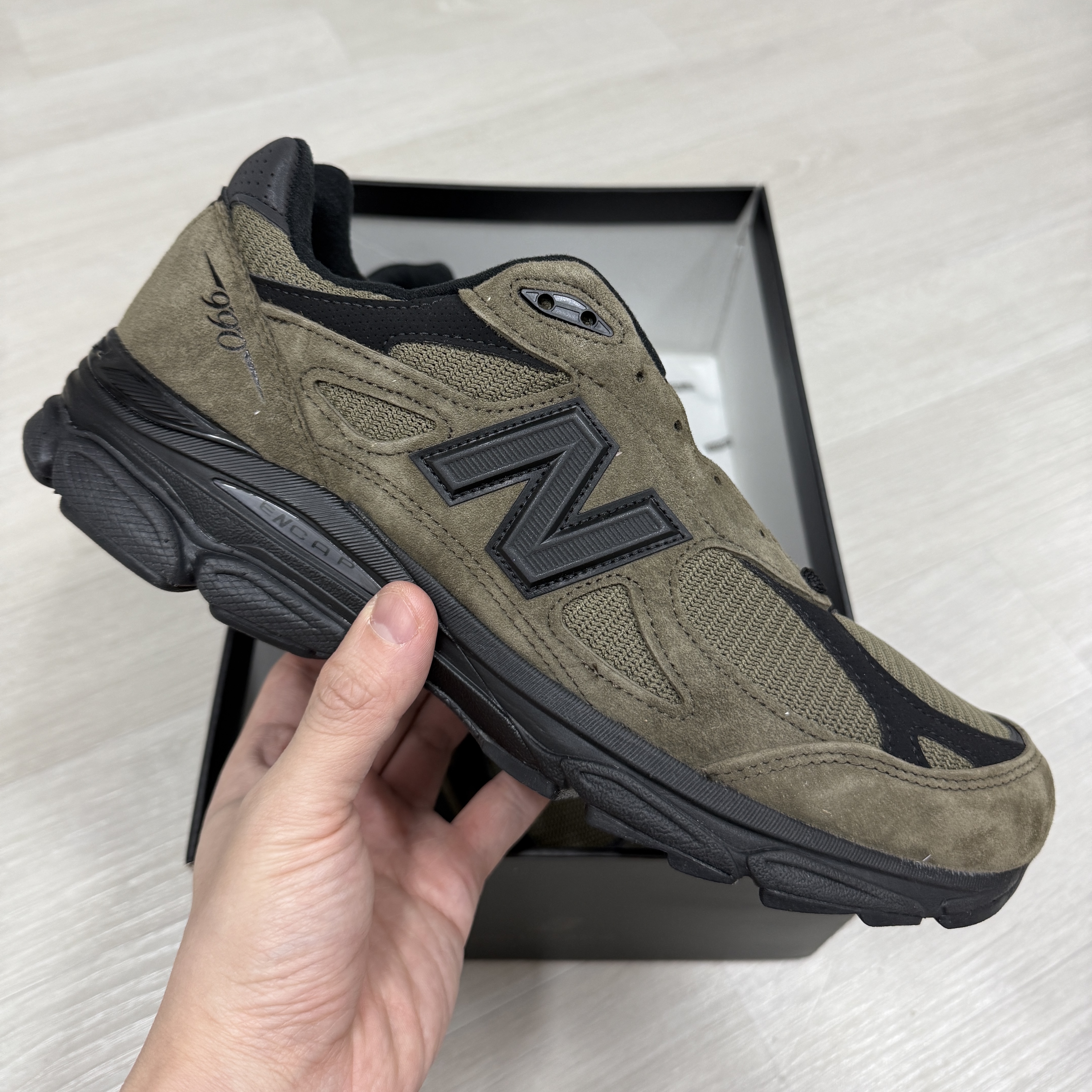 New Balance x JJJJound 990v3 Brown Black 착용 스타일 - 1