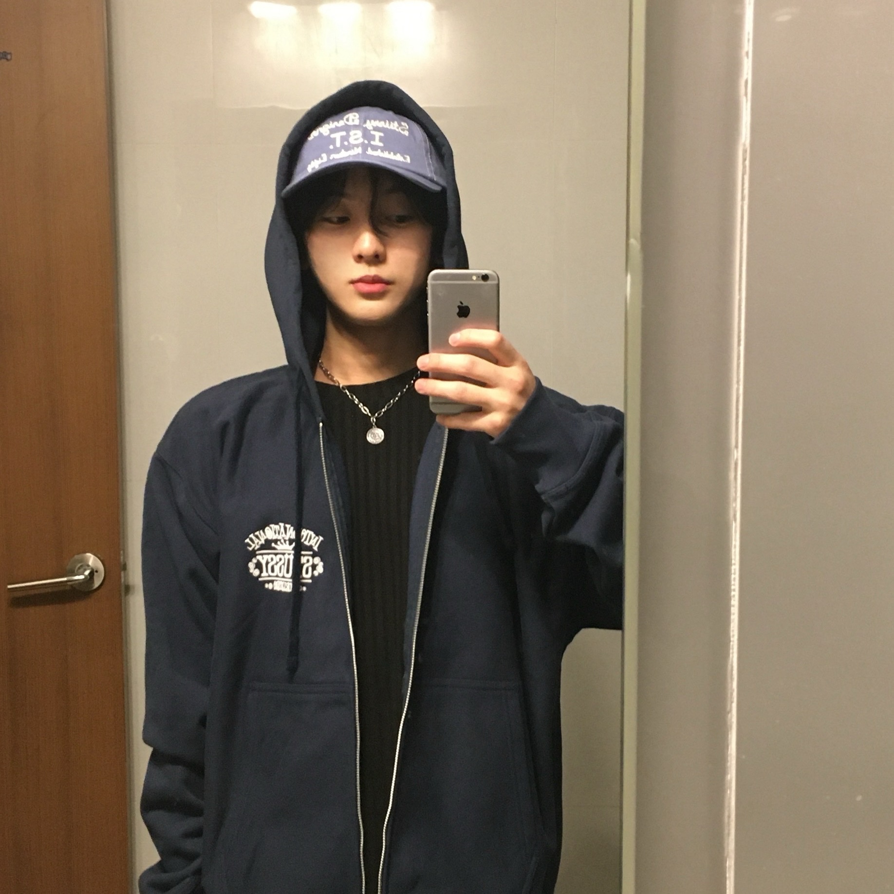 Stussy Worldwide Zip Hoodie Navy 착용 스타일 - 1