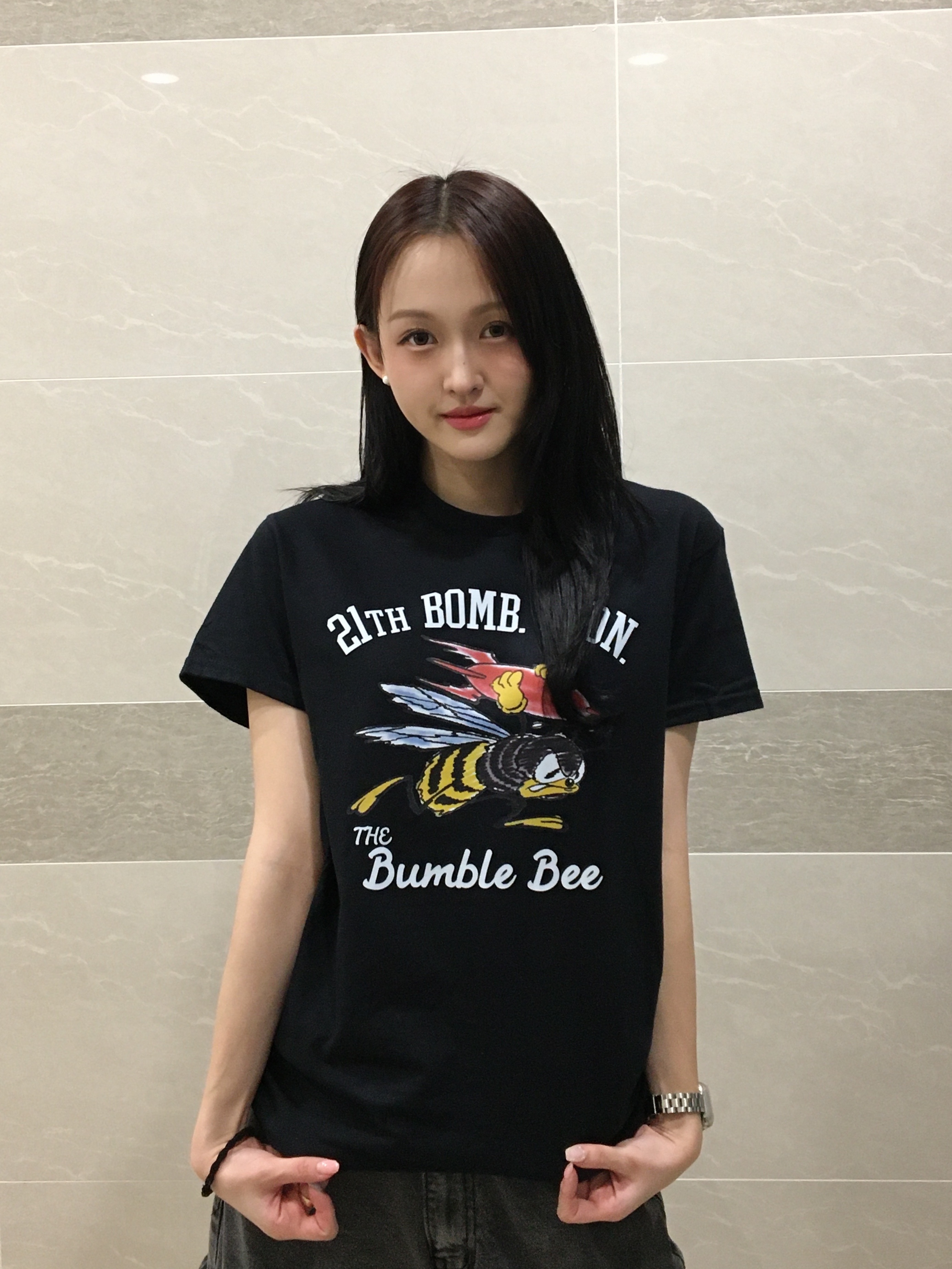Gildan X American Collection Bumble Bee T-Shirt Black 착용 스타일 - 6