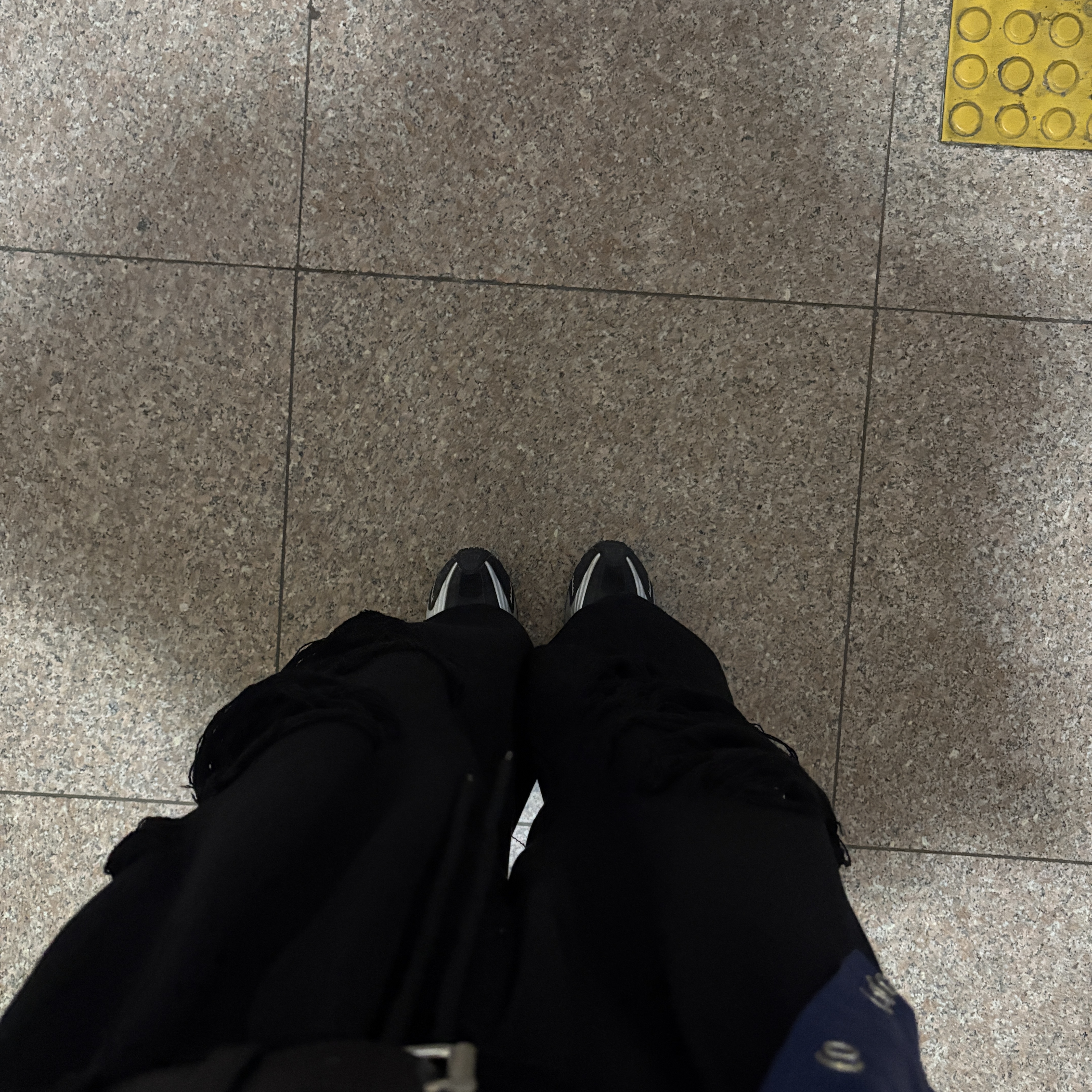 (W) Treemingbird Scratch Damage Wide Sweatpants Black, Arc'teryx Heliad 15 Backpack Black 착용 스타일 - 2