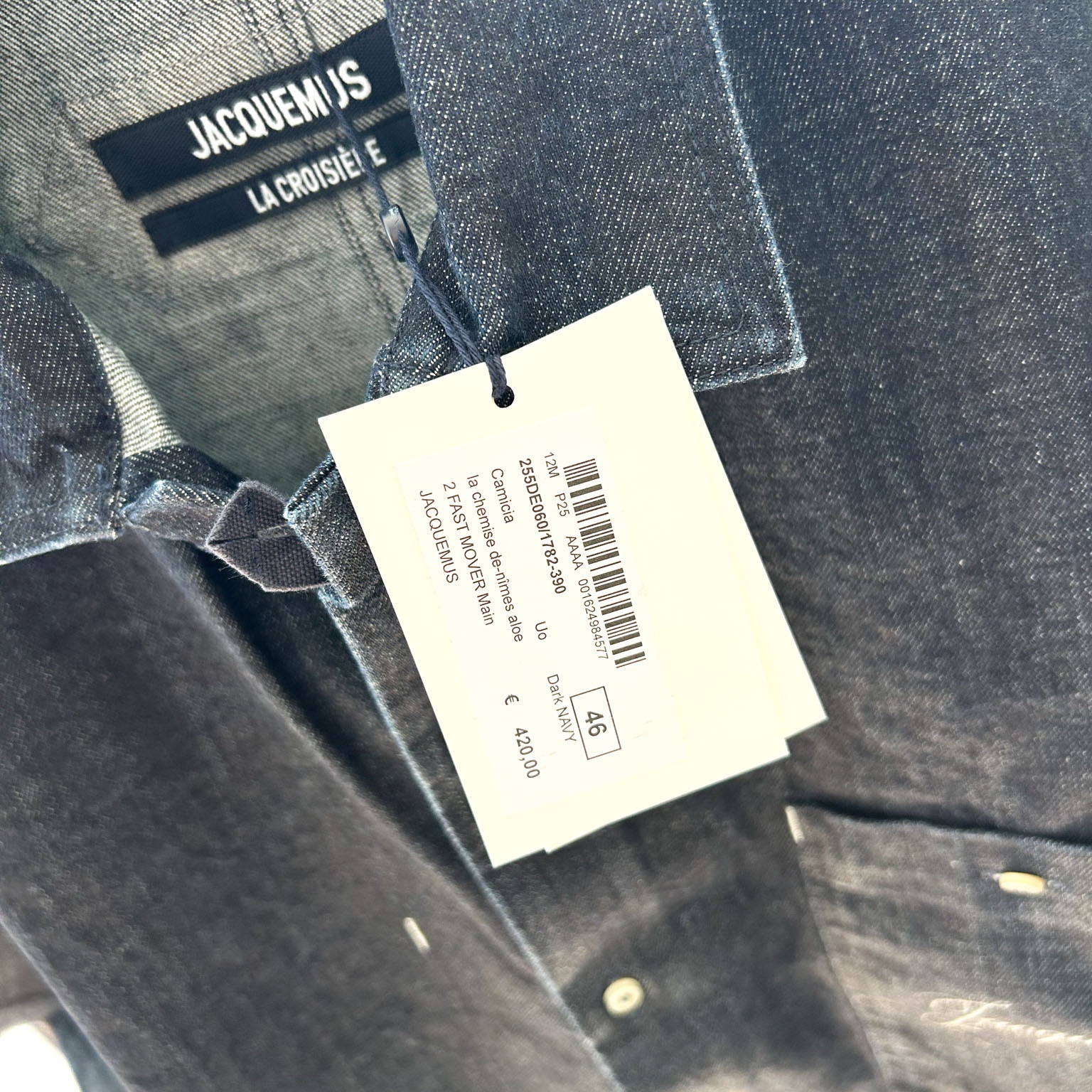 Jacquemus Aloe de Nimes Denim Shirt Dark Navy 착용 스타일 - 2