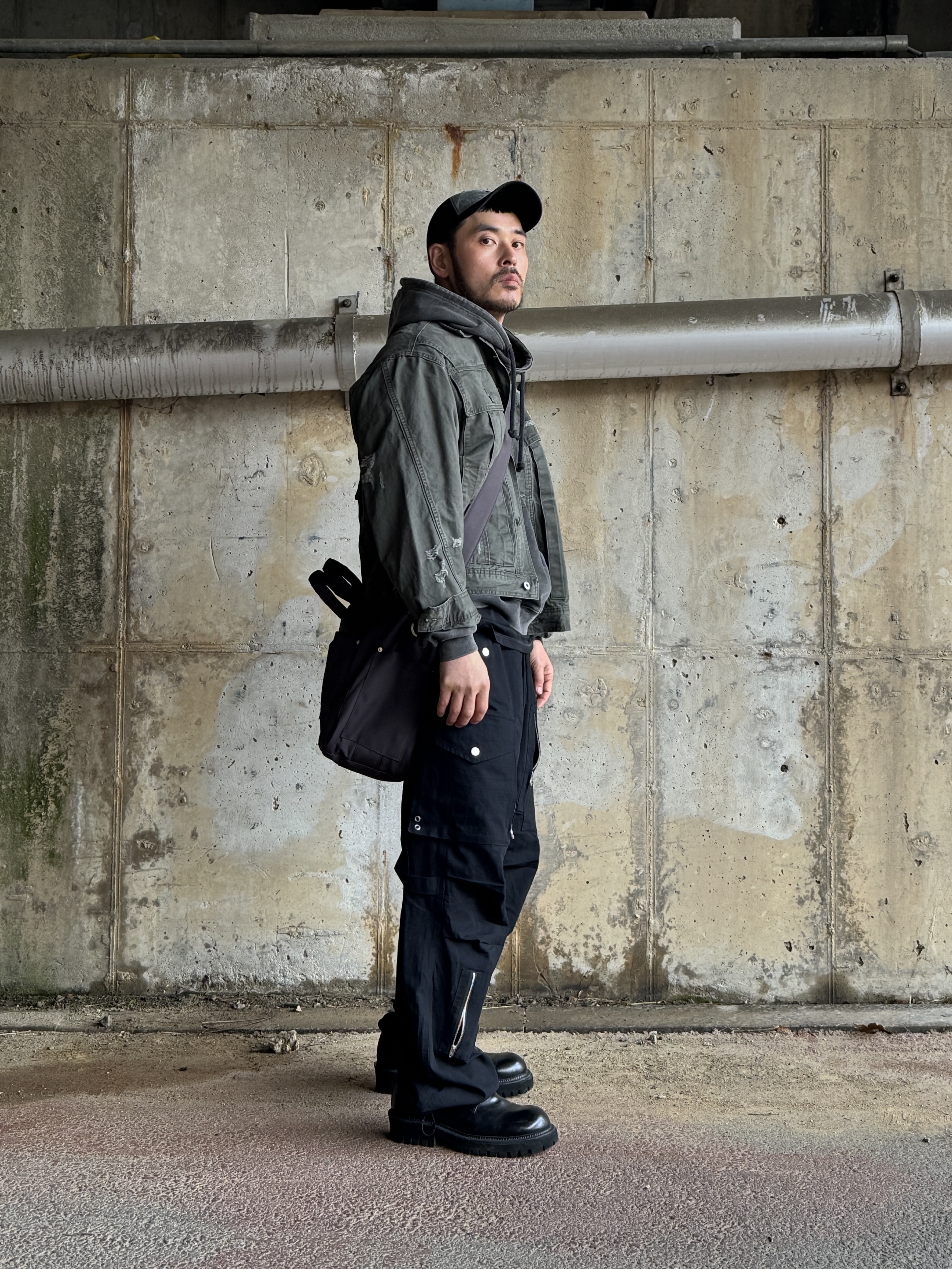 Flavorism Ripstop Parachute Cargo Pants Black, NOMANUAL I.P Damaged Jacket Khaki Gray 착용 스타일 - 2