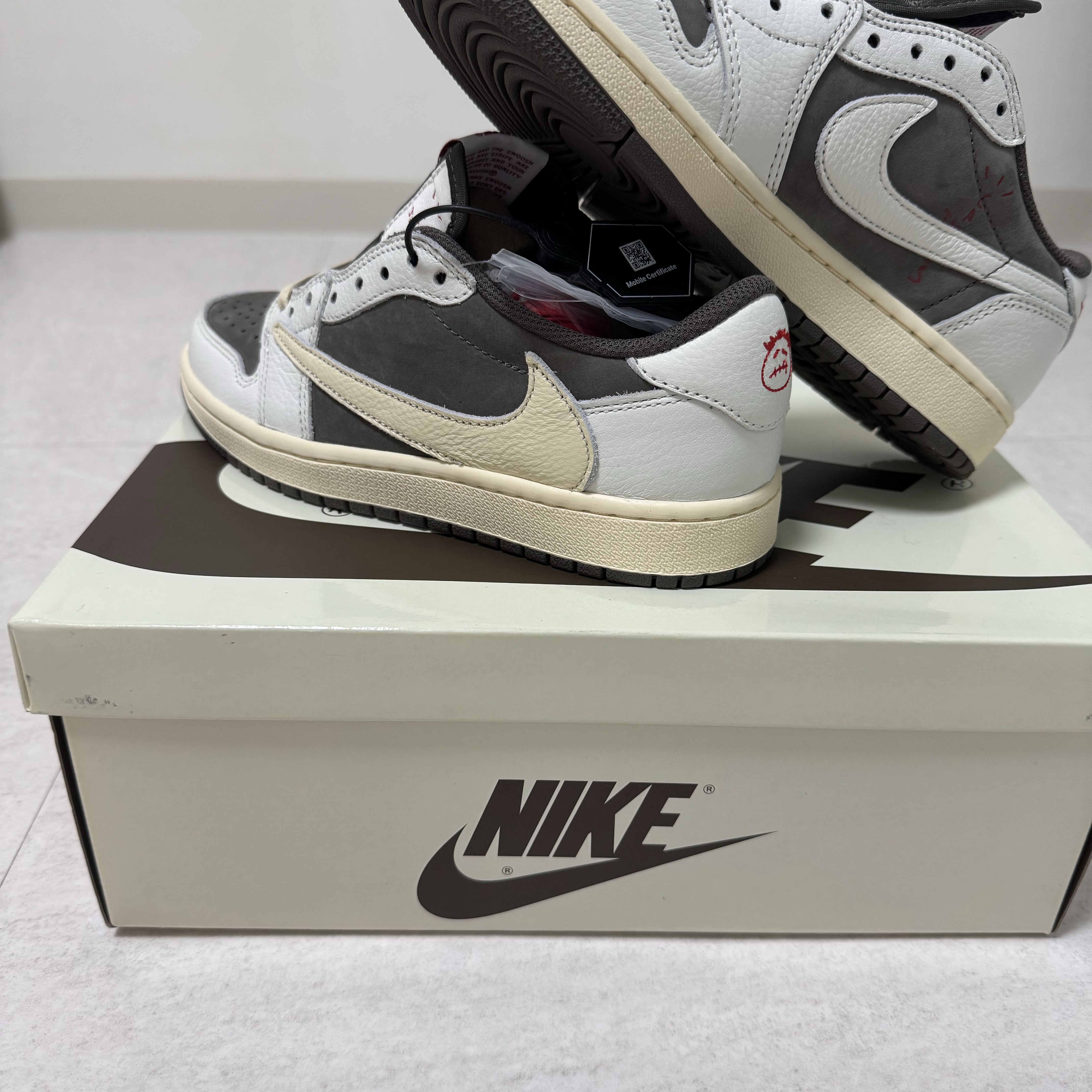 Jordan 1 x Travis Scott Retro Low OG SP Sail and Ridgerock 착용 스타일 - 5