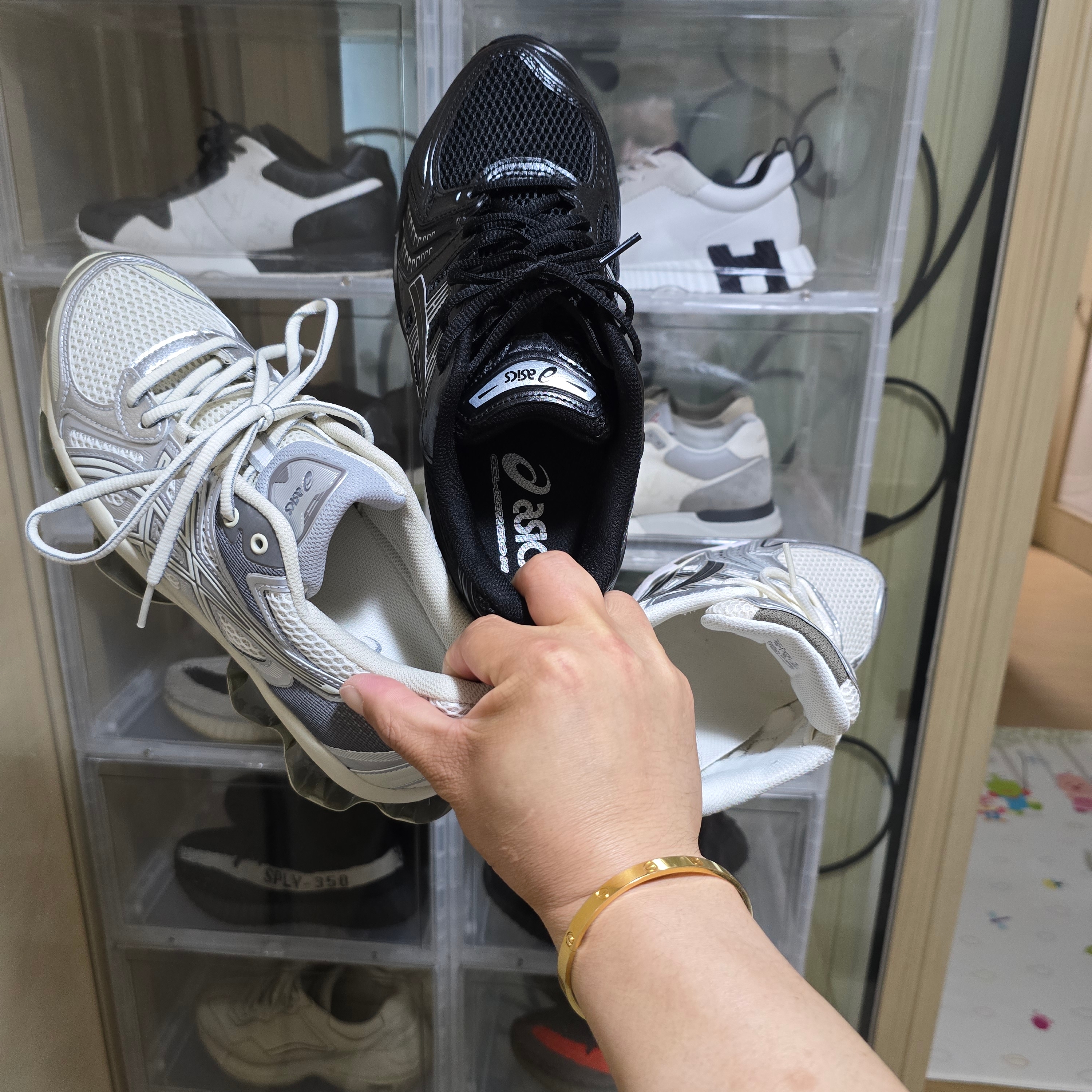 Asics Gel-Quantum Kinetic White Light Dust, Asics Gel-Kayano 14 Black Pure Silver 착용 스타일 - 1