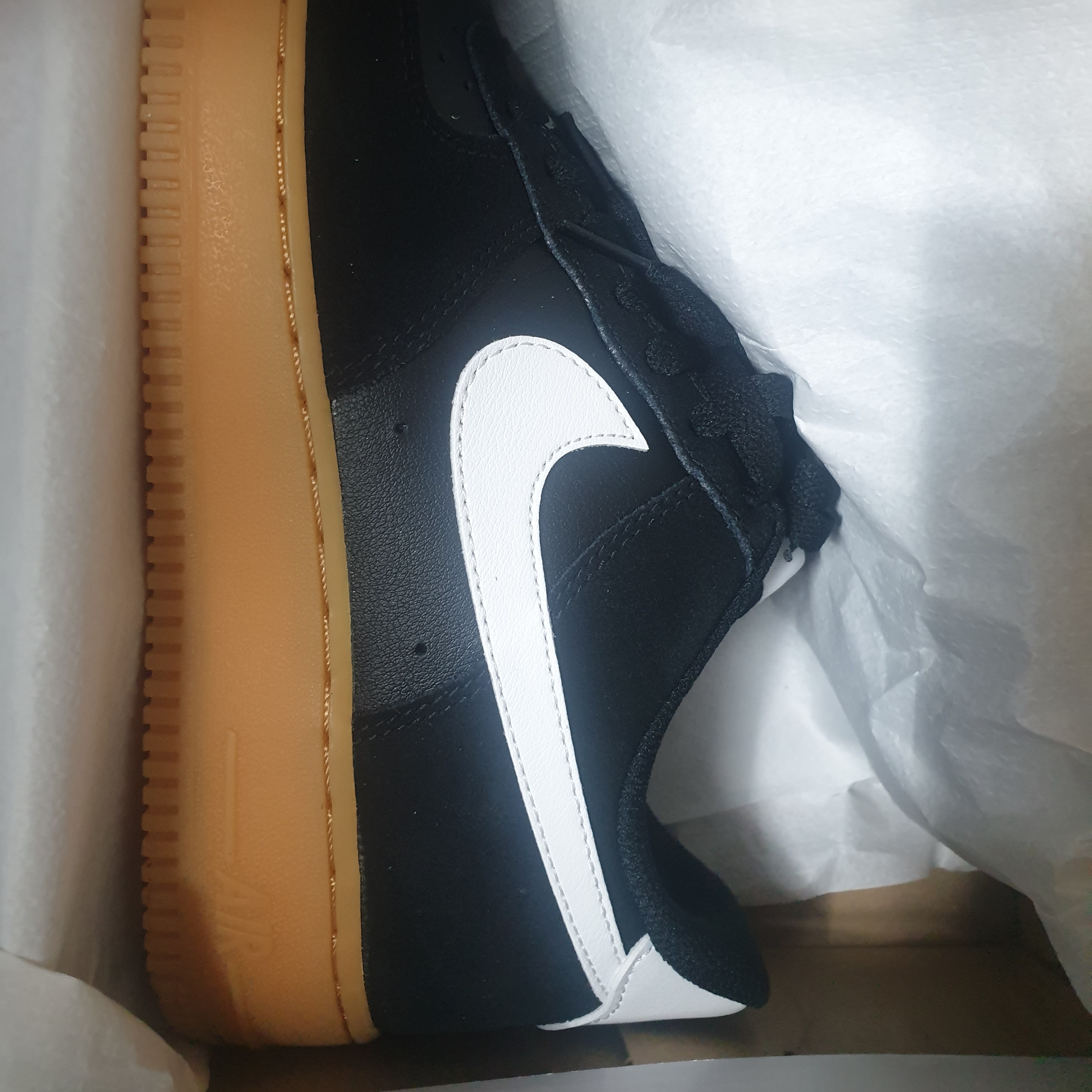 Nike Air Force 1 '07 LV8 Black Gum Light Brown 착용 스타일