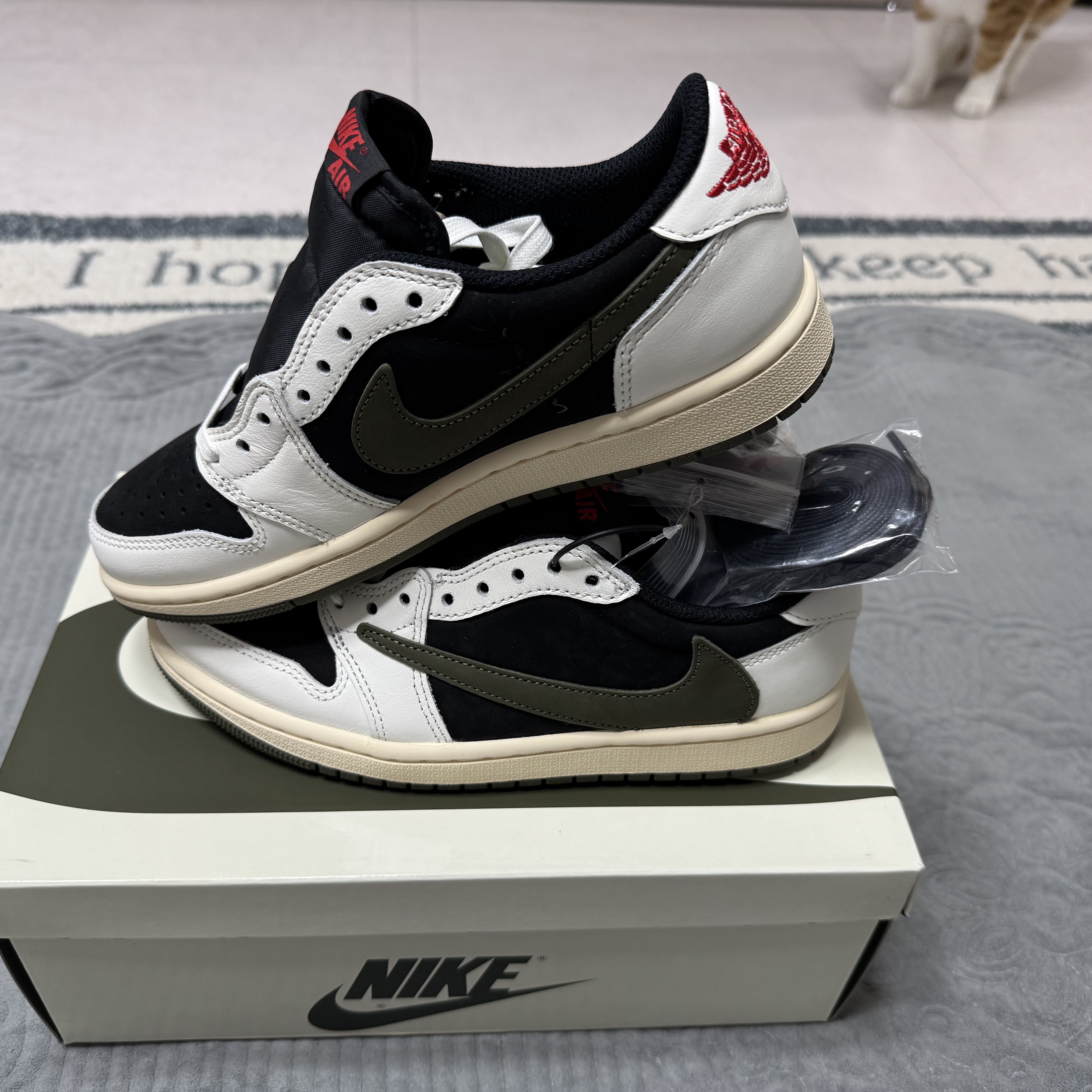 (W) Jordan 1 x Travis Scott Retro Low OG SP Medium Olive 착용 스타일 - 1