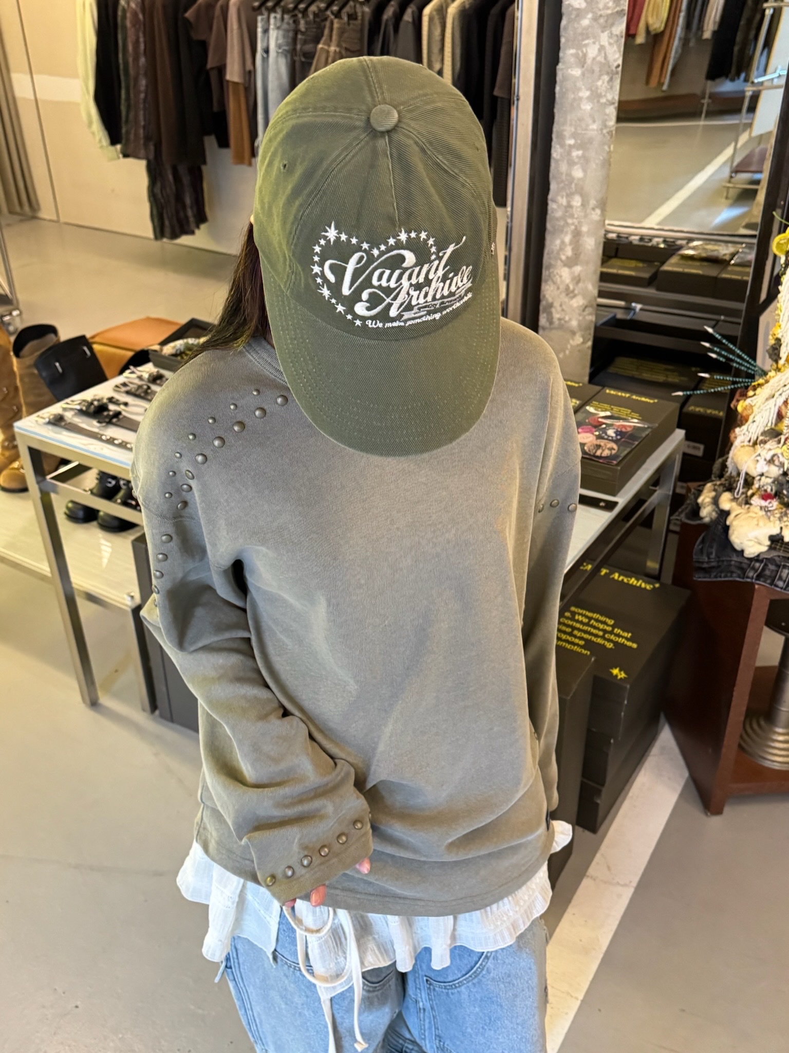 Vacant Archive Chad Stud Long Sleeve Khaki, Vacant Archive Chad Stud Long Sleeve Black 착용 스타일