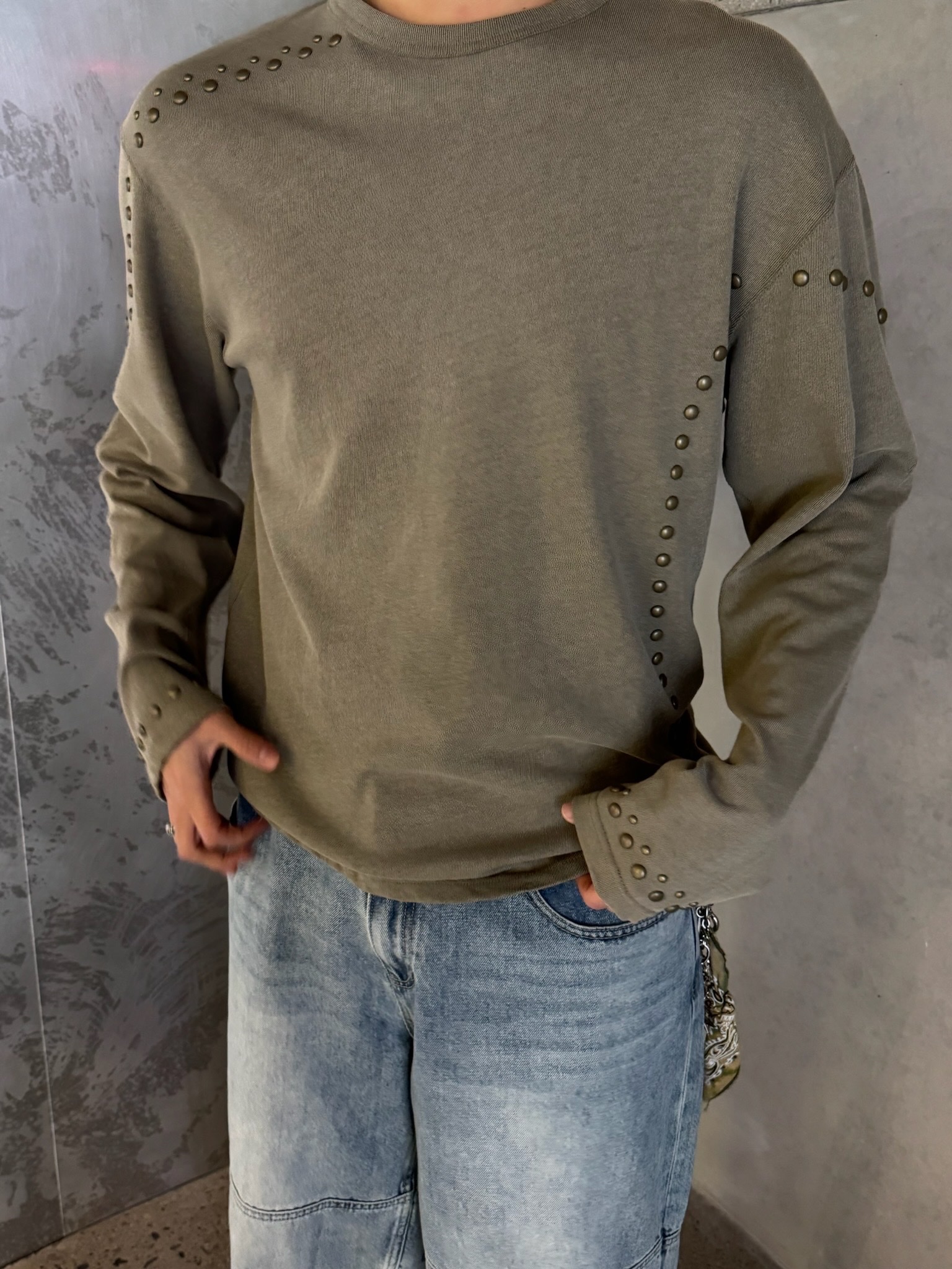 Vacant Archive Chad Stud Long Sleeve Khaki, Vacant Archive Chad Stud Long Sleeve Black 착용 스타일