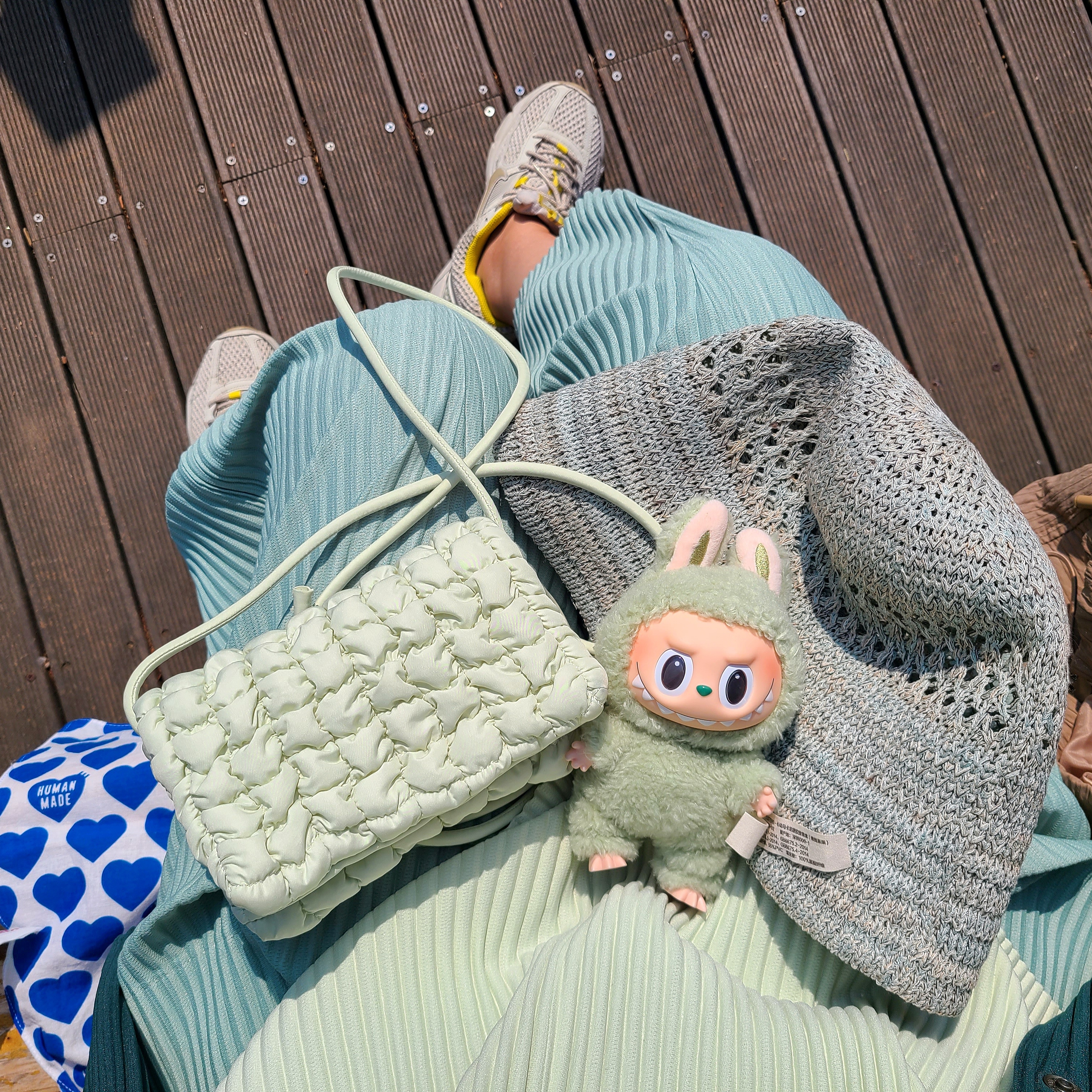 COS Quilted Crossbody Messenger Bag Light Green, Pop Mart The Monsters Labubu Tasty Macarons Series Sealed Case (6 Blind Boxes) 착용 스타일 - 1