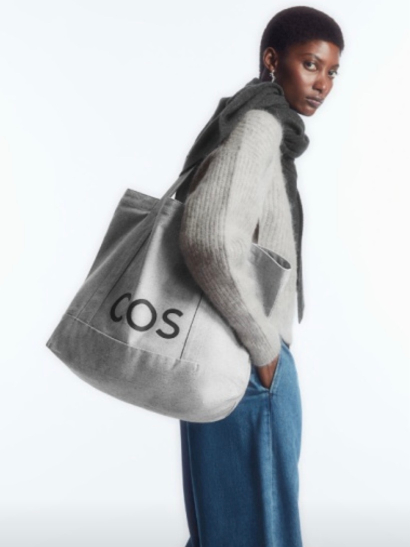 COS Utility Canvas Tote Bag Grey 착용 스타일