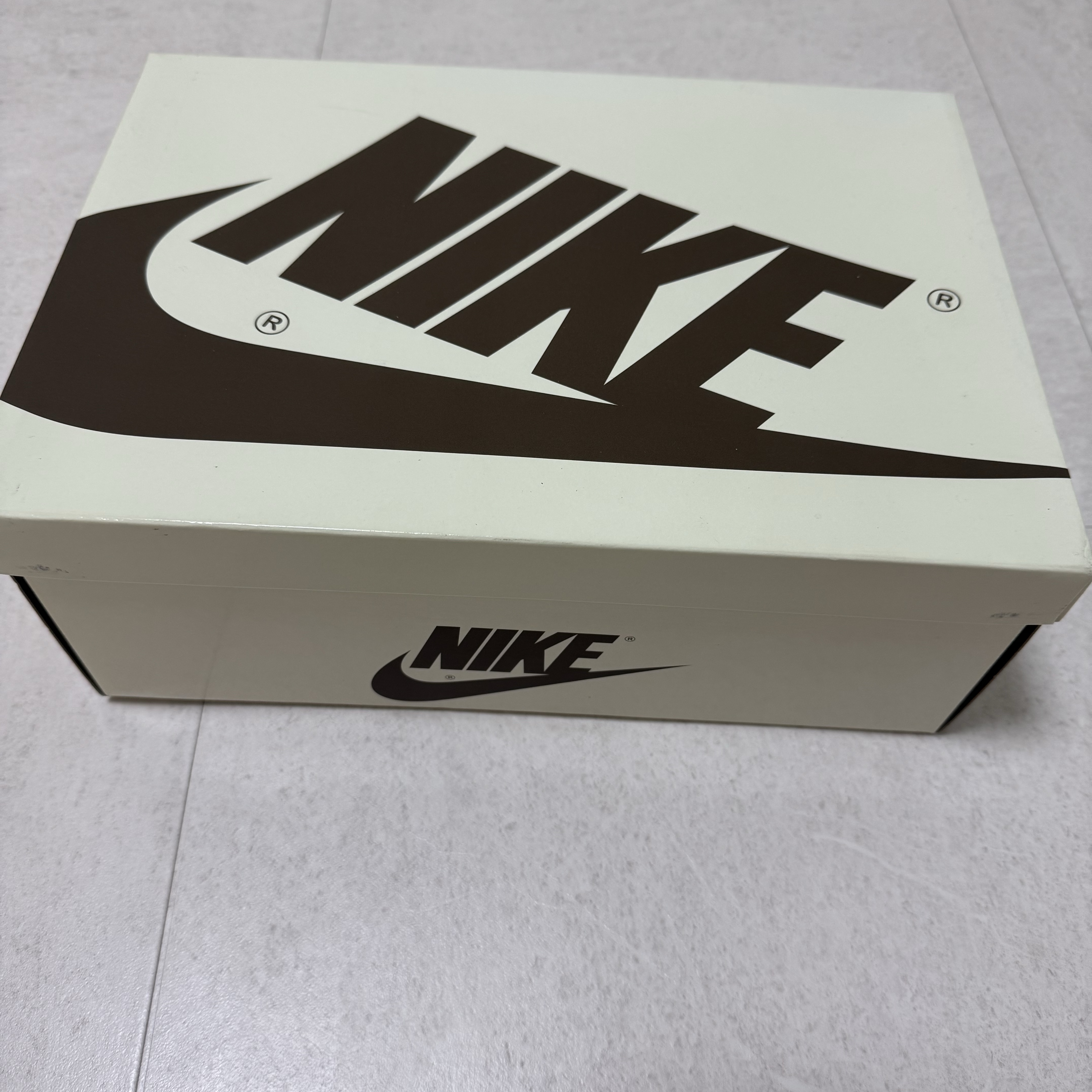 Jordan 1 x Travis Scott Retro Low OG SP Sail and Ridgerock 착용 스타일 - 1