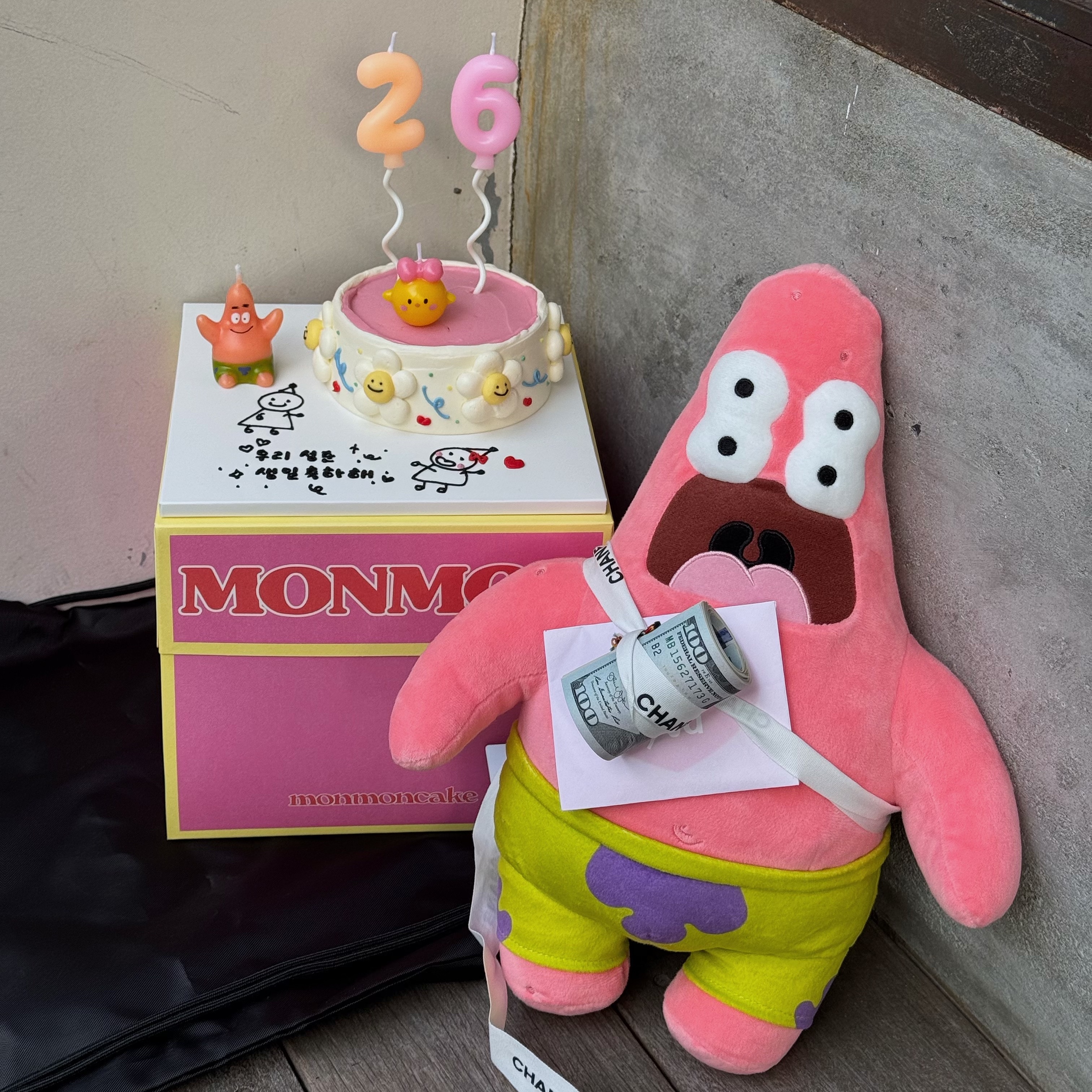 Uniqlo UT x CPFM x SpongeBob Plush Toy Patrick Star 착용 스타일 - 2