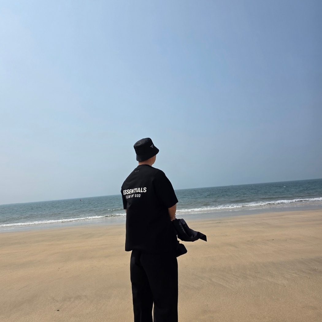 Essentials Jersey Crewneck T-Shirt Black - 24FW, Prada Re-Nylon Bucket Hat Black 착용 스타일