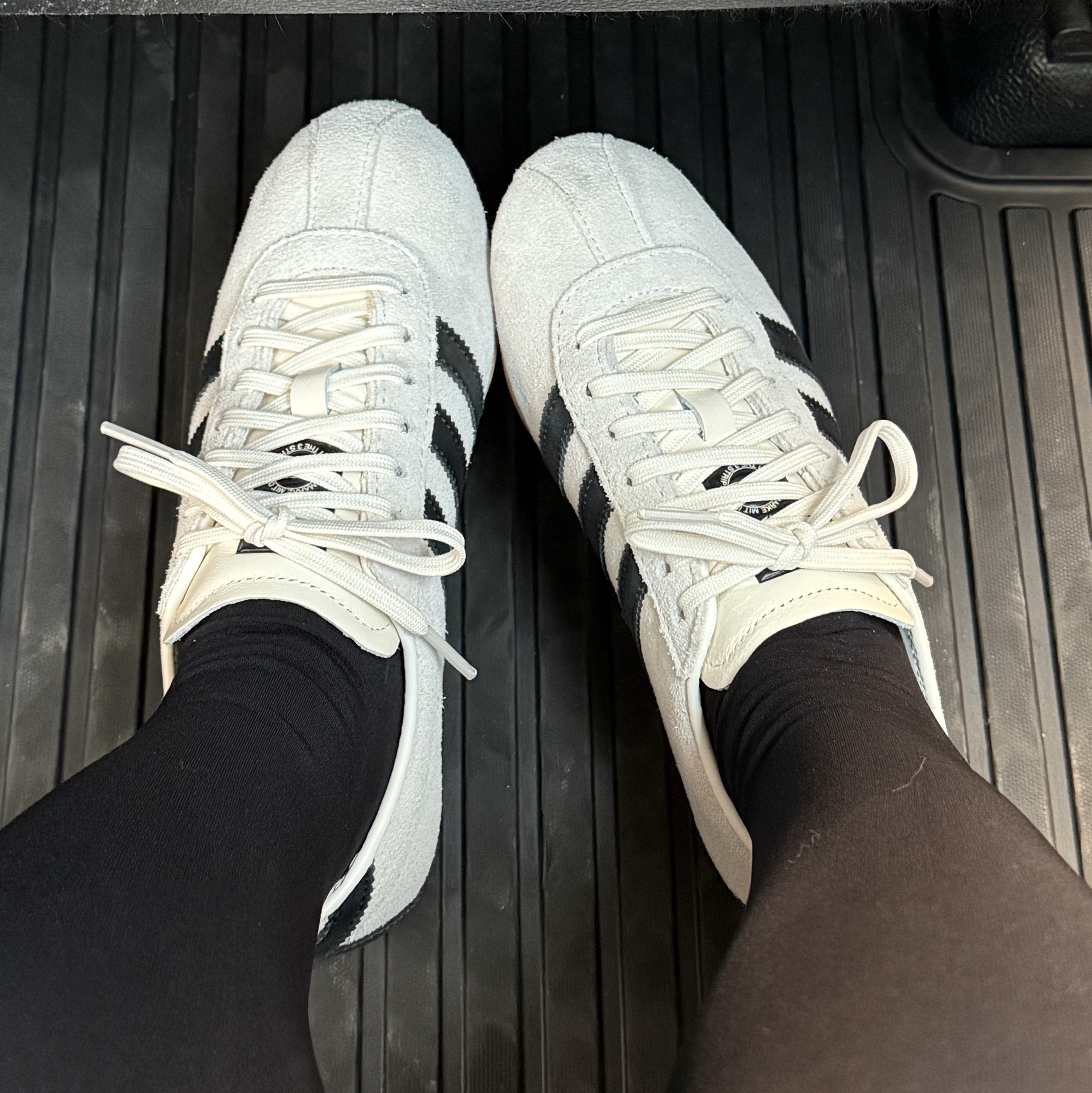 (W) Adidas Tokyo Off White Core Black 착용 스타일