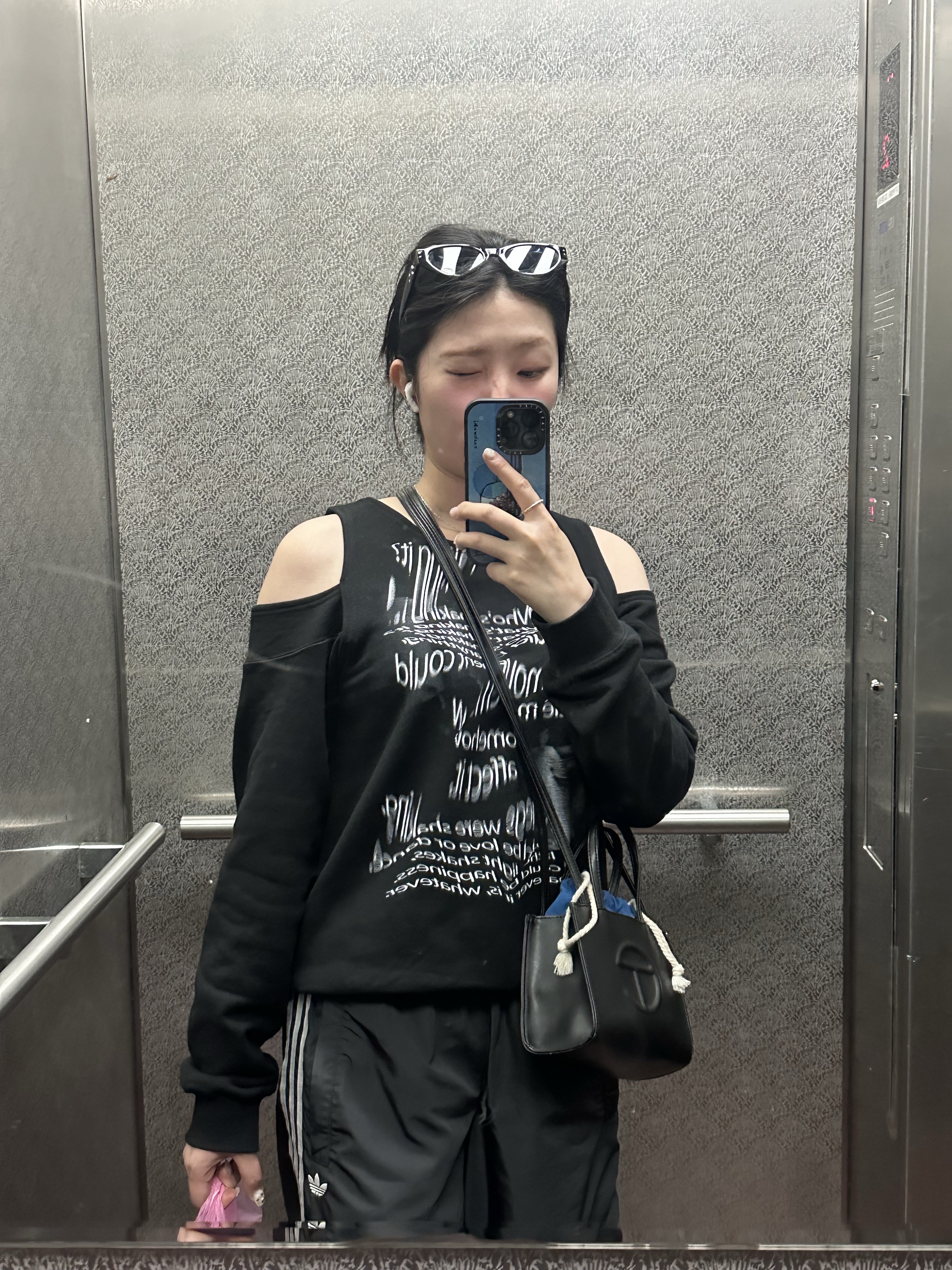 Telfar Small Shopping Bag Black 착용 스타일