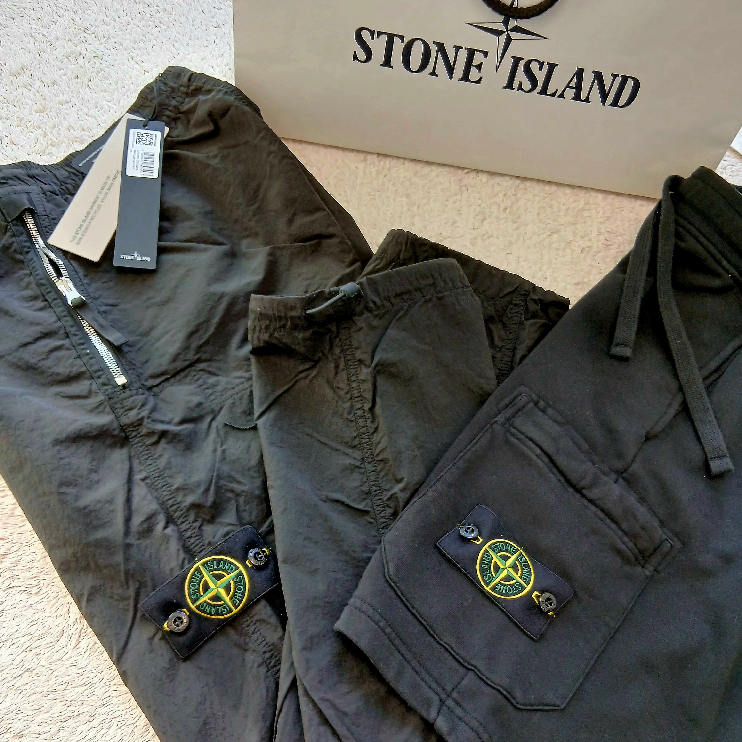 Stone Island 6200012 Organic Cotton Fleece Pocket Details Cargo Bermuda Shorts Black - 25SS, Stone Island 3100005 Nylon Metal in Econyl Mesh Lining Regular Fit Pants Black - 25SS 착용 스타일 - 2