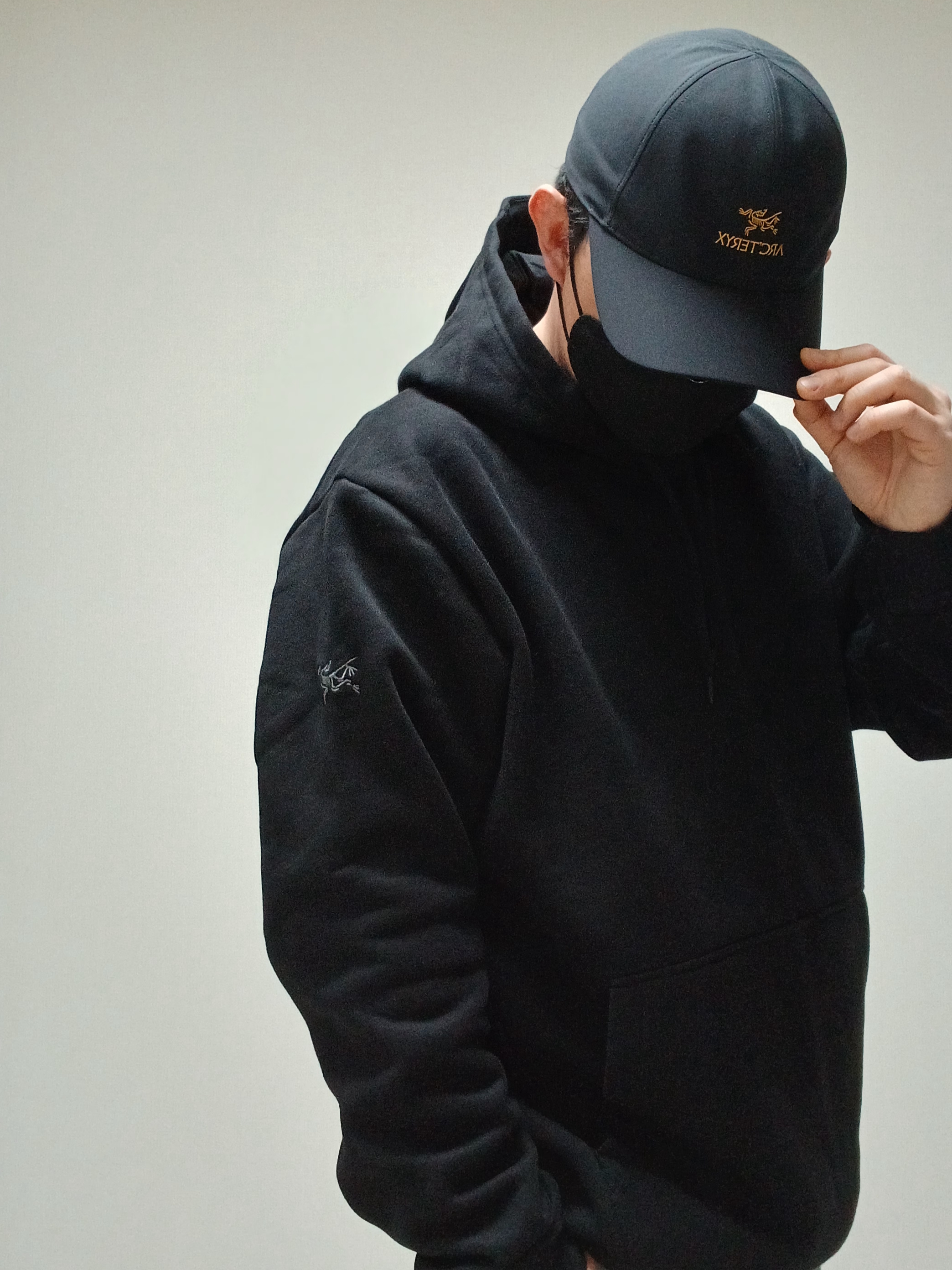 Arc'teryx Bird Word Cap 24K Black, Arc'teryx Emblem Fleece Hoody Black 착용 스타일 - 5