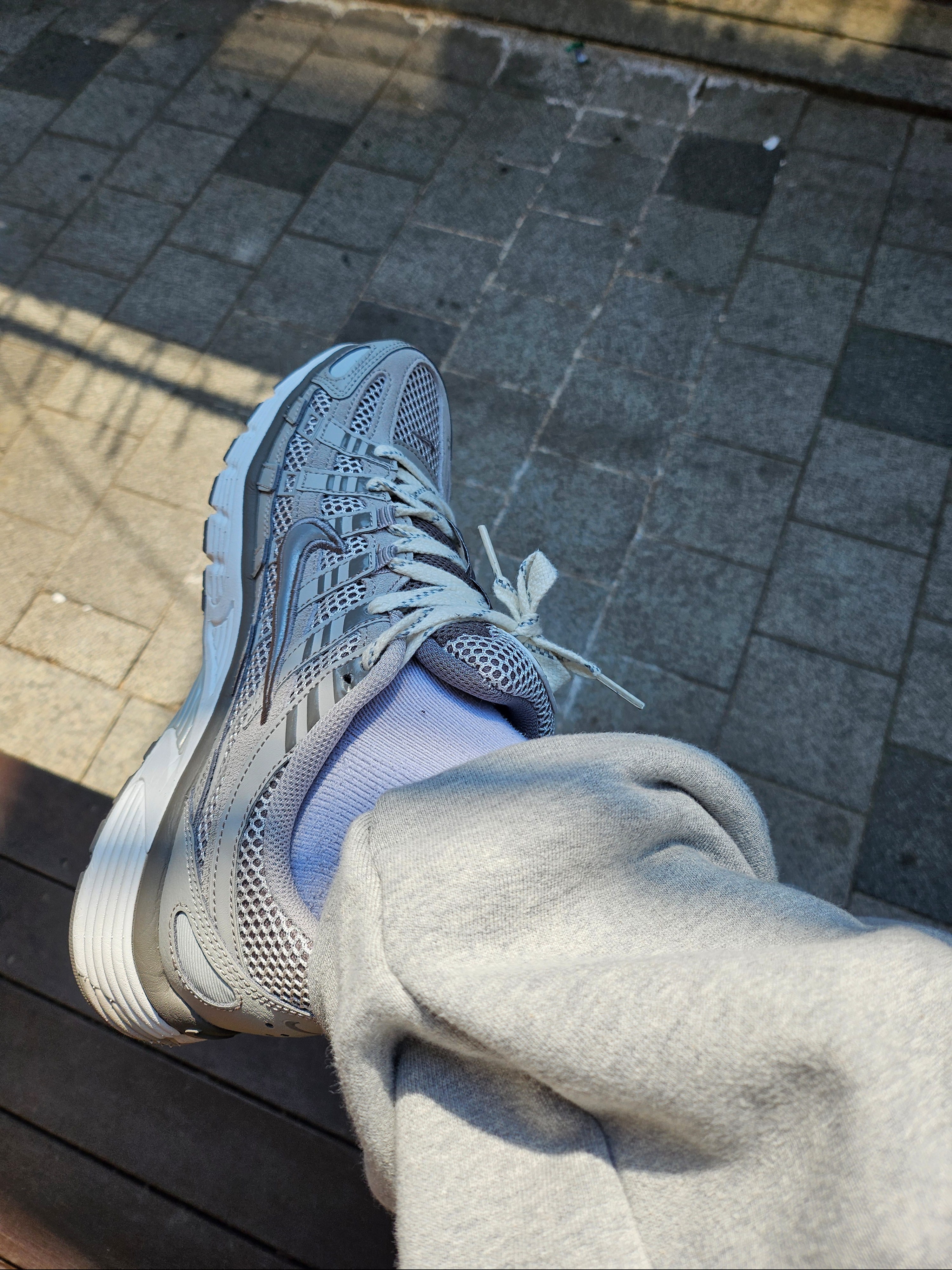 Nike P-6000 PRM Light Iron Ore 착용 스타일 - 2