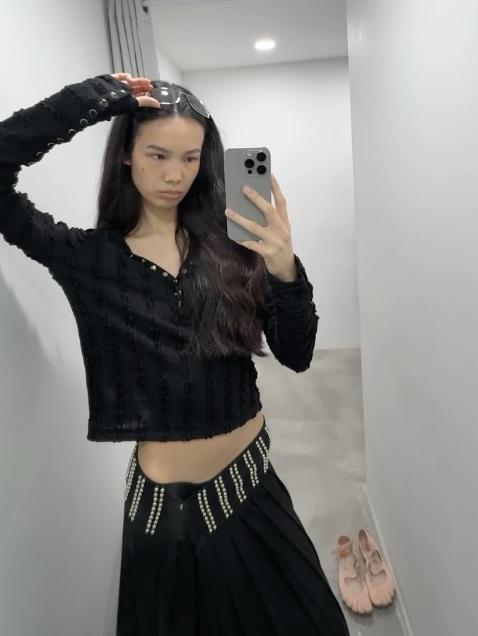 GIMMETHEYOUNG G_lace Button Top  White, GIMMETHEYOUNG G_lace Button Top  Black 착용 스타일 - 1