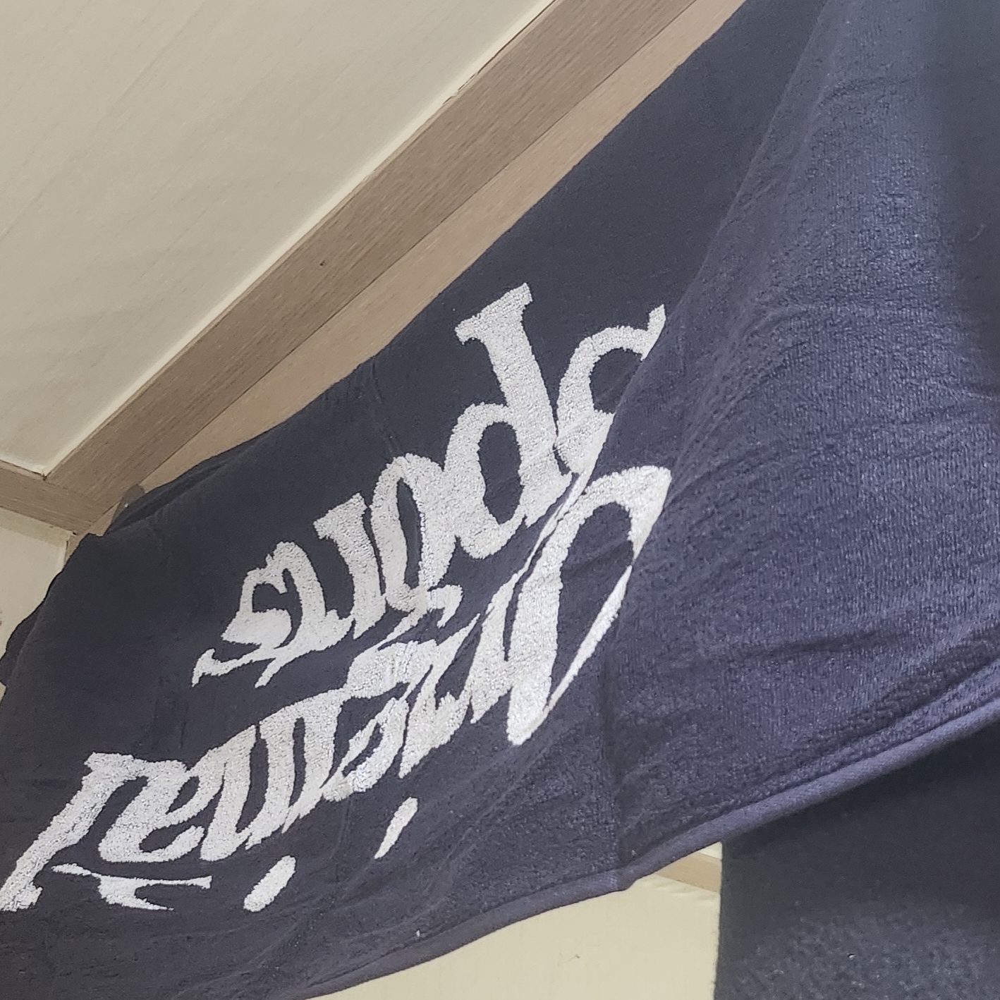 PRO-SPECS Sports Towel Navy 착용 스타일