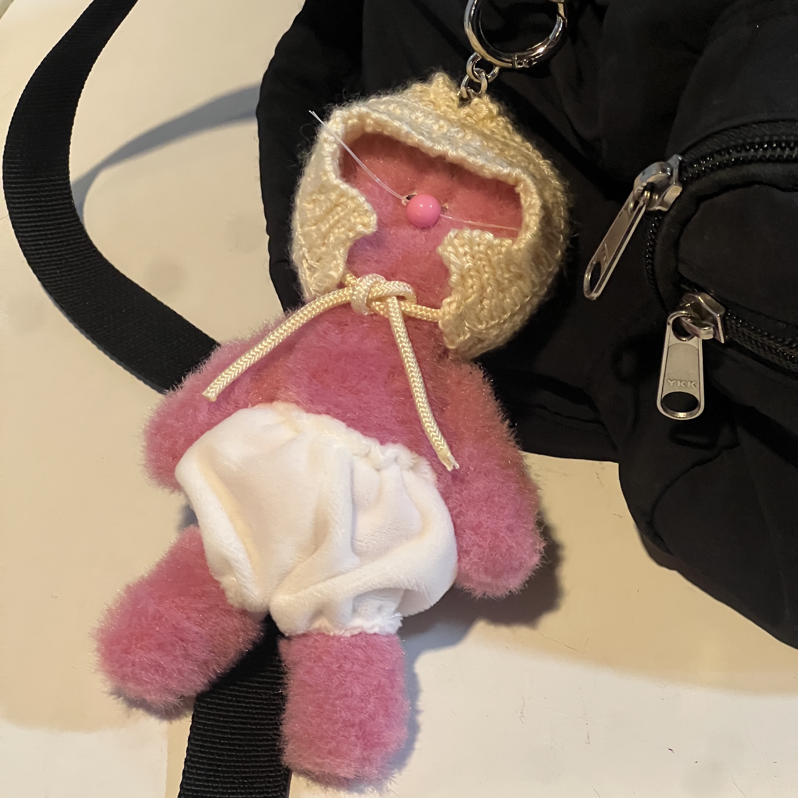 Monamhee FW Pingpingi Plush Keyring Pink 착용 스타일