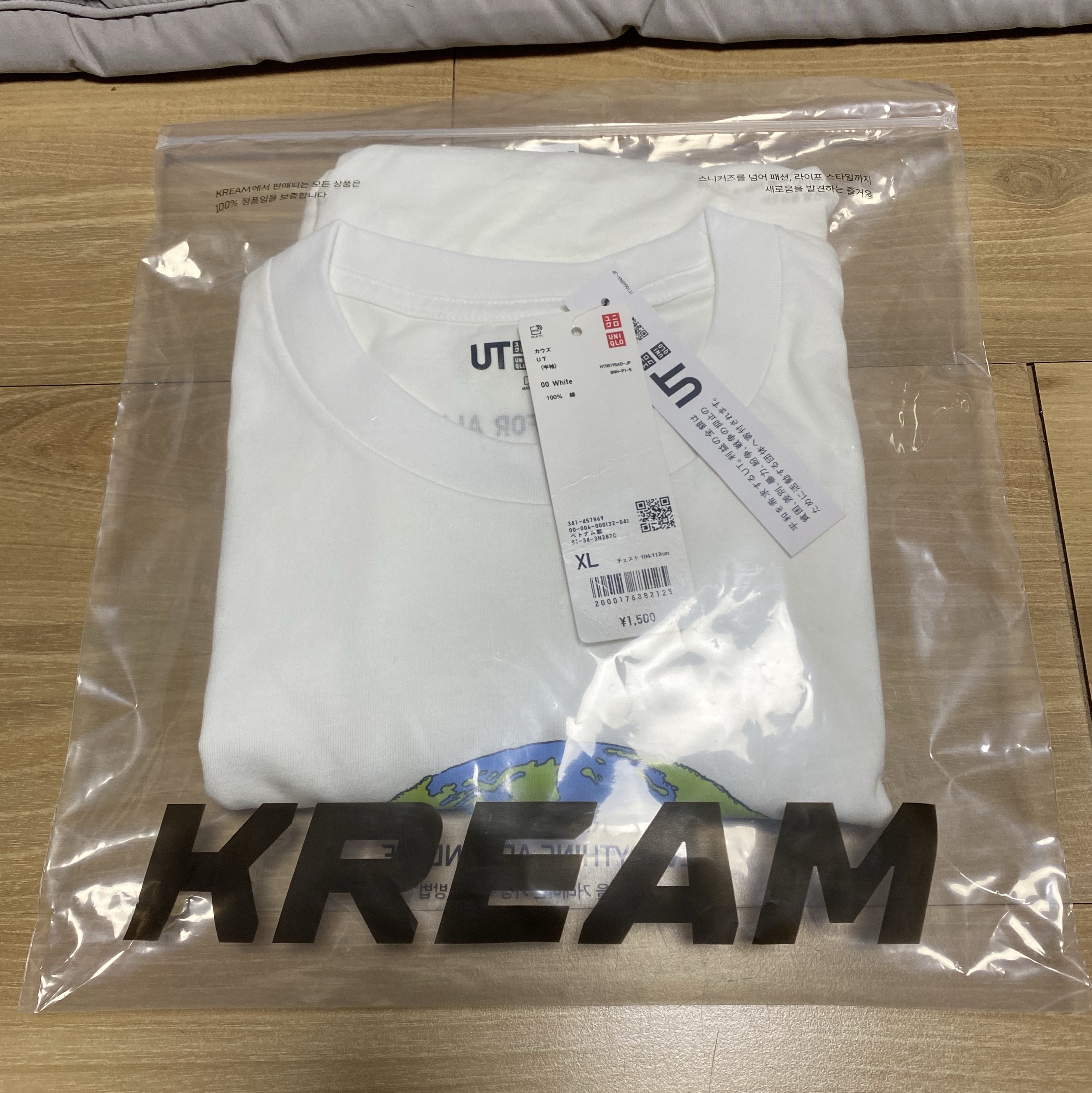 Uniqlo x Kaws Peace For All Graphic T-Shirt White 착용 스타일