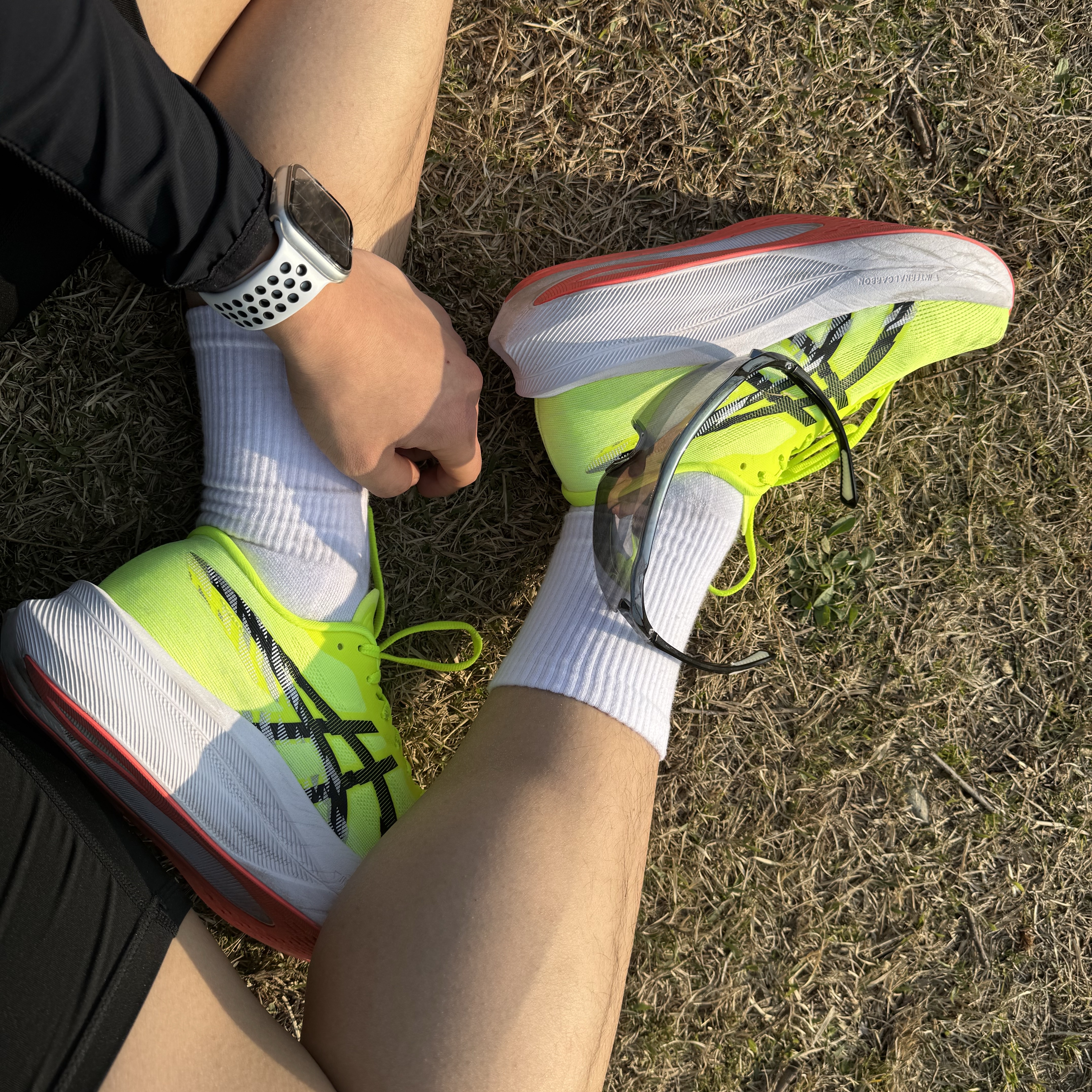 Asics Magic Speed 4 Safety Yellow Black - 2E Wide 착용 스타일