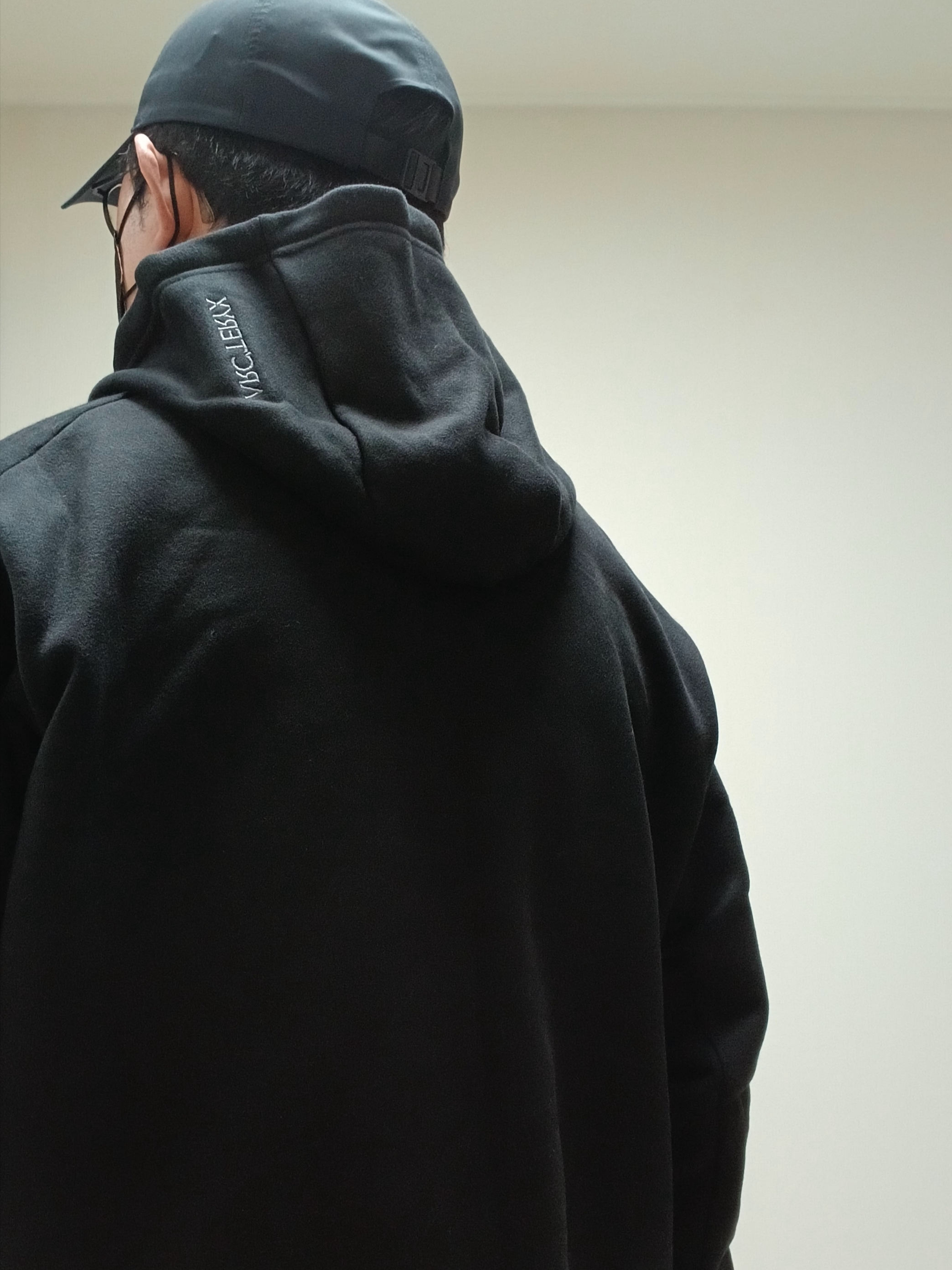 Arc'teryx Bird Word Cap 24K Black, Arc'teryx Emblem Fleece Hoody Black 착용 스타일 - 6