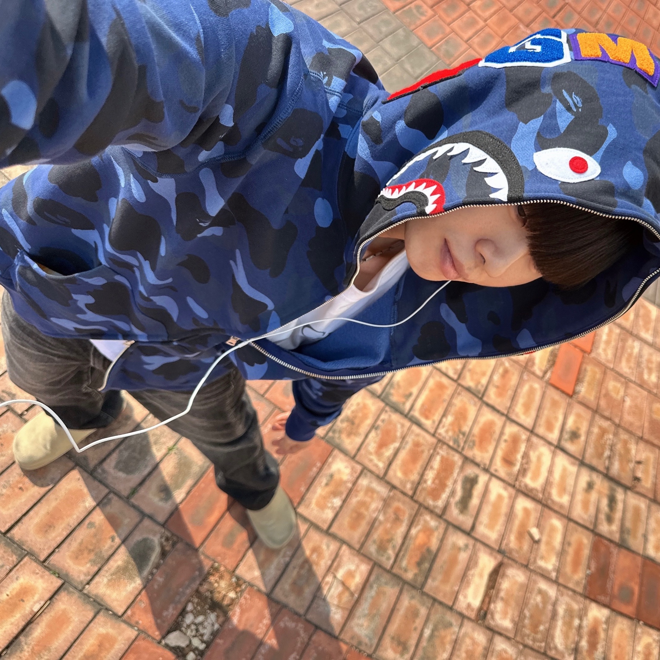 베이프 컬러 카모 샤크 풀 집업 후드 네이비 착용 스타일 - 1