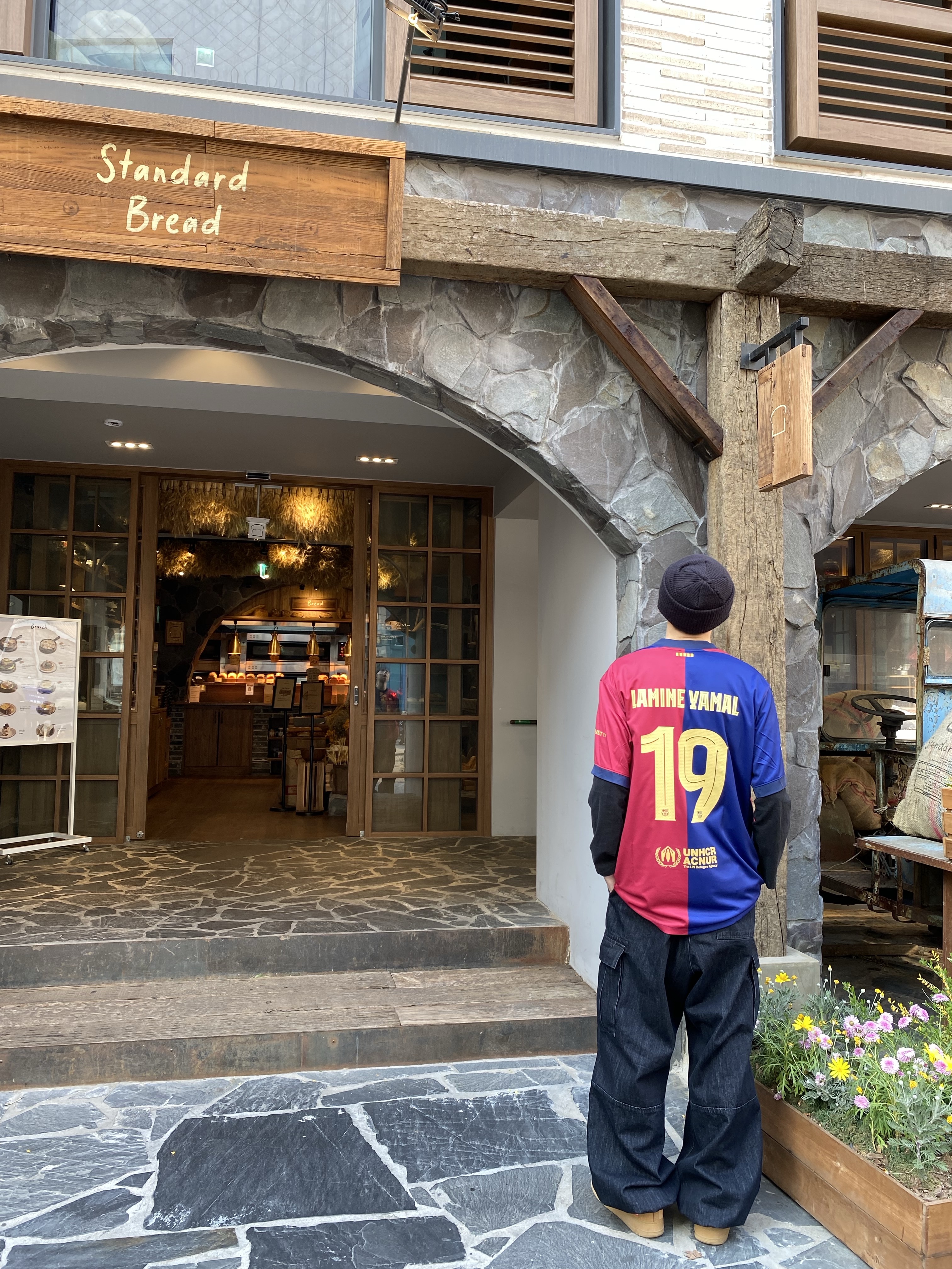 Nike x Supreme Air Force 1 Low Flax, Nike FC Barcelona 2024/25 Dri-Fit Stadium Home Jersey Deep Royal Blue Noble Red (Non Marking Ver.) 착용 스타일