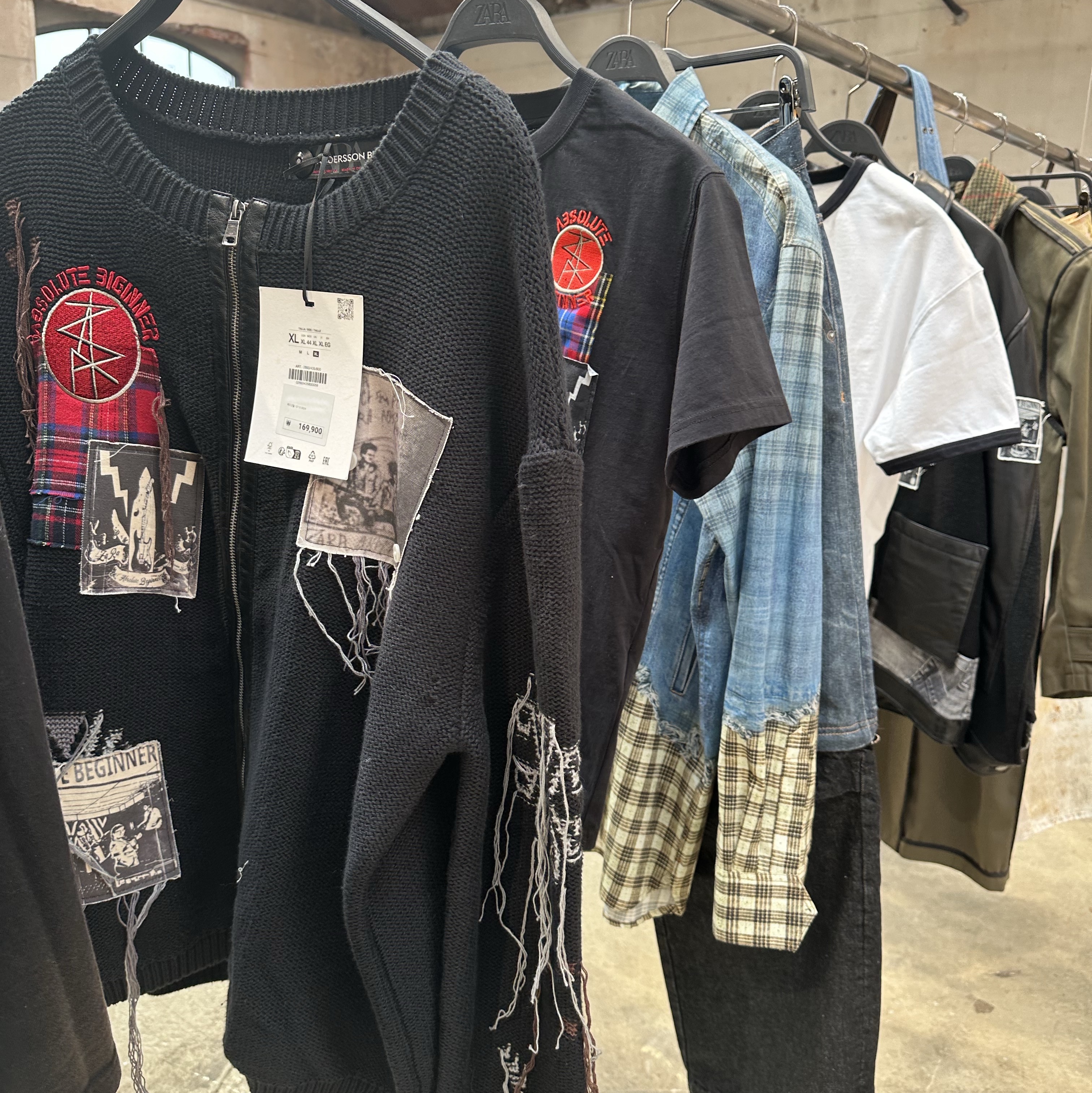 Zara x Andersson Bell Jacquard Patch Cardigan Black, Zara x Andersson Bell Graphic Patch T-Shirt Black 착용 스타일 - 2