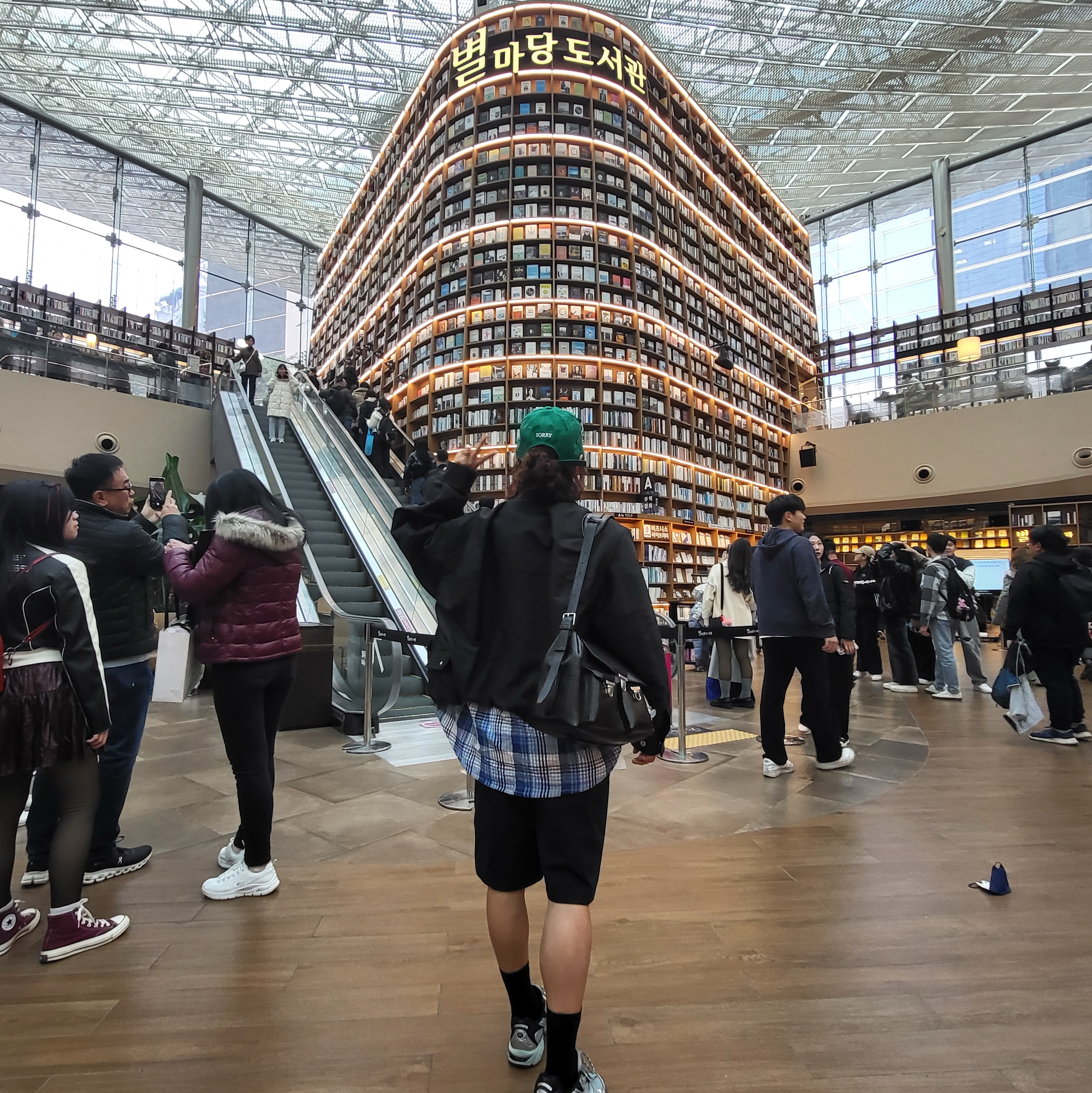 르메르 글로시 베지터블 레더 미디움 기어백 에스프레소 착용 스타일 - 1
