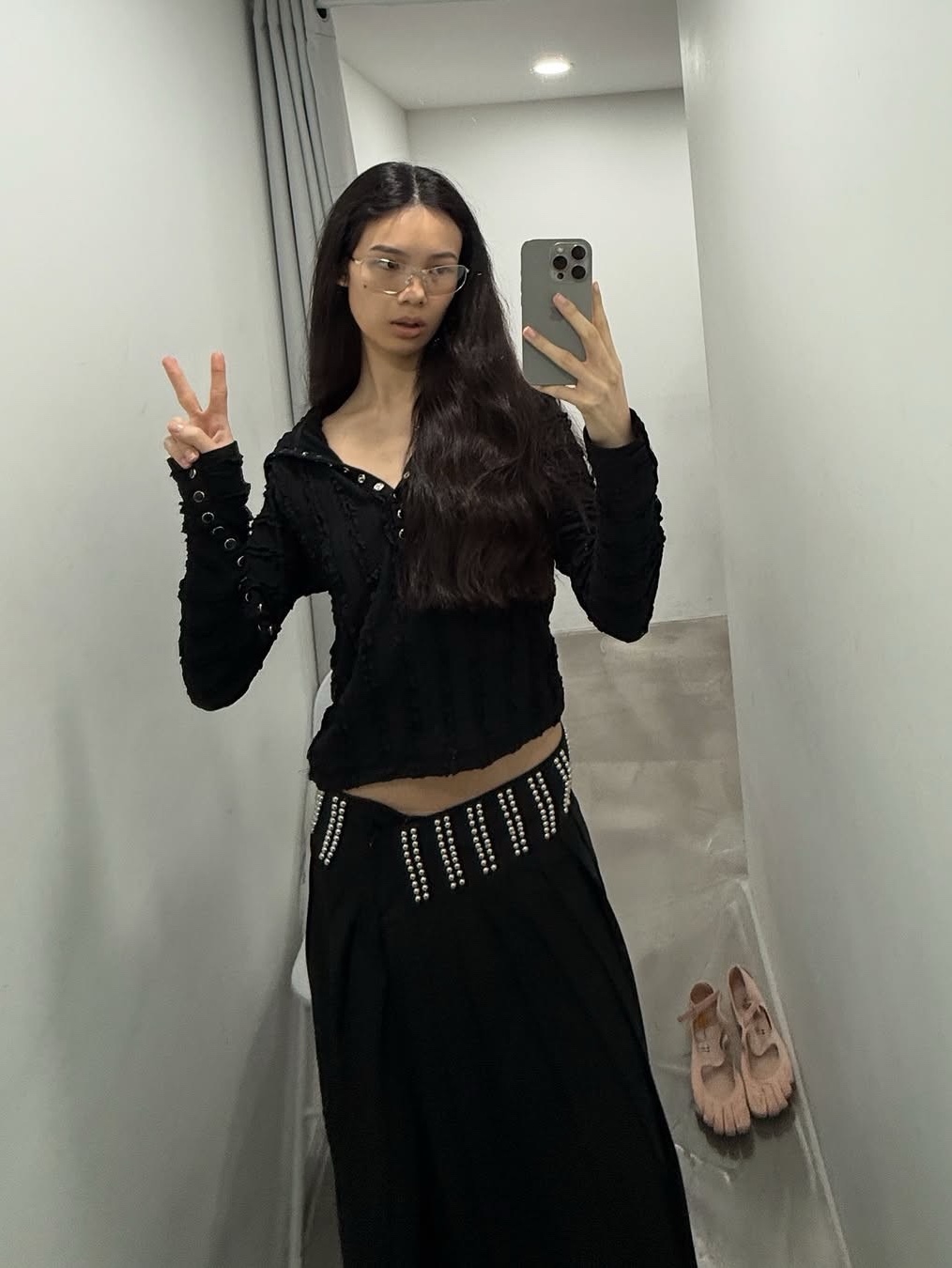 GIMMETHEYOUNG G_lace Button Top  White, GIMMETHEYOUNG G_lace Button Top  Black 착용 스타일 - 3