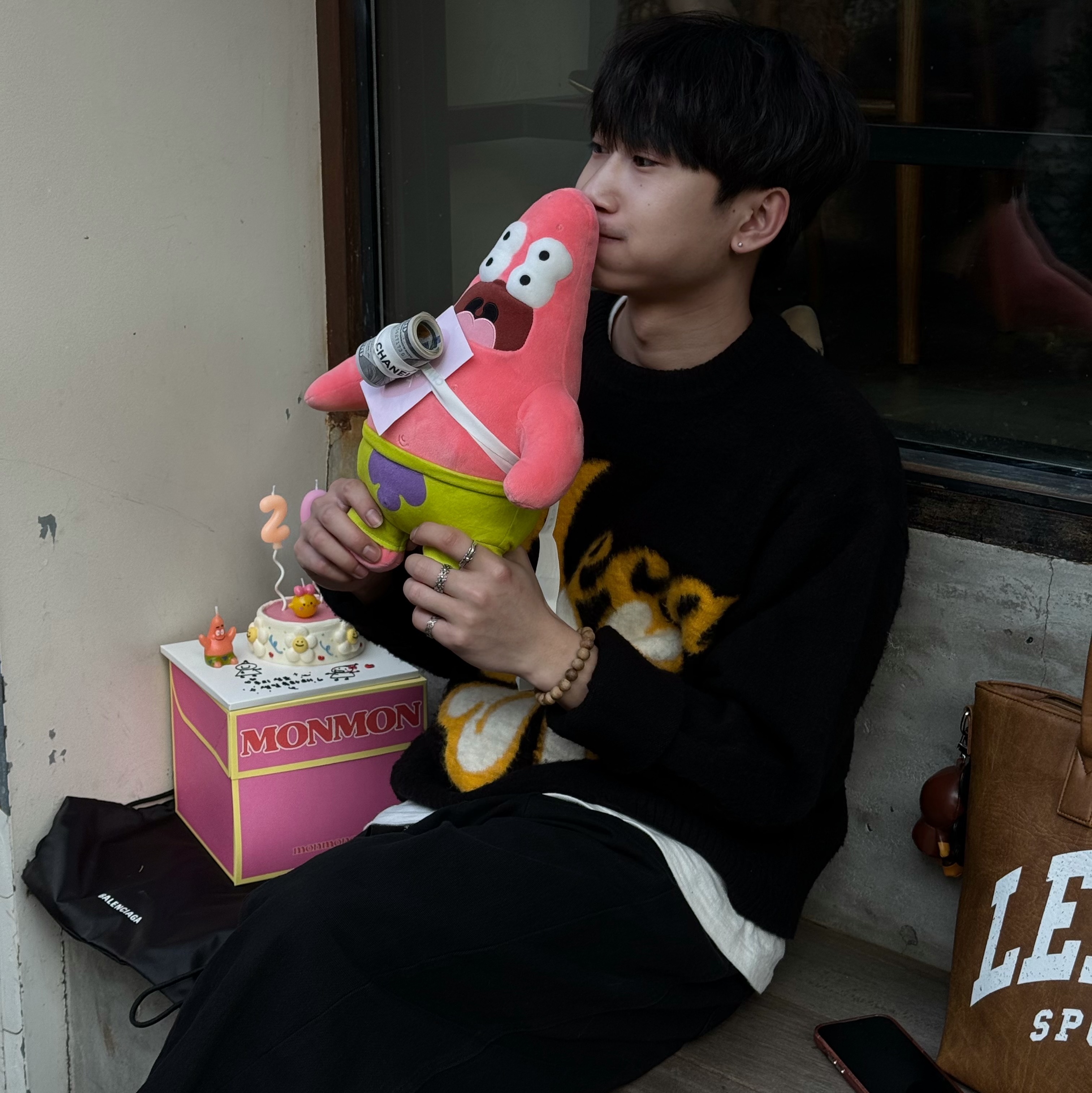 Uniqlo UT x CPFM x SpongeBob Plush Toy Patrick Star 착용 스타일 - 3