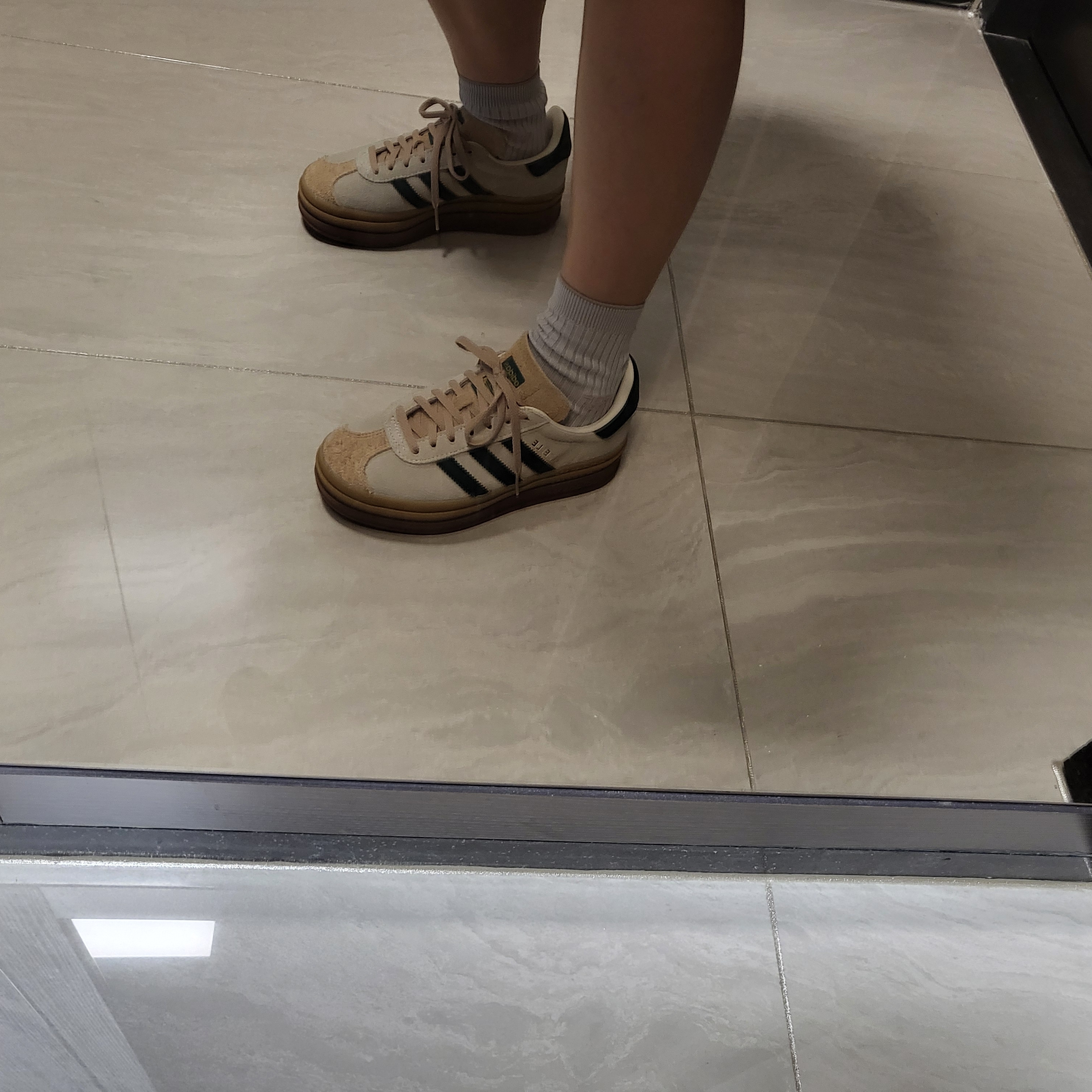(W) Adidas Gazelle Bold Cream White Collegiate Green 착용 스타일 - 2