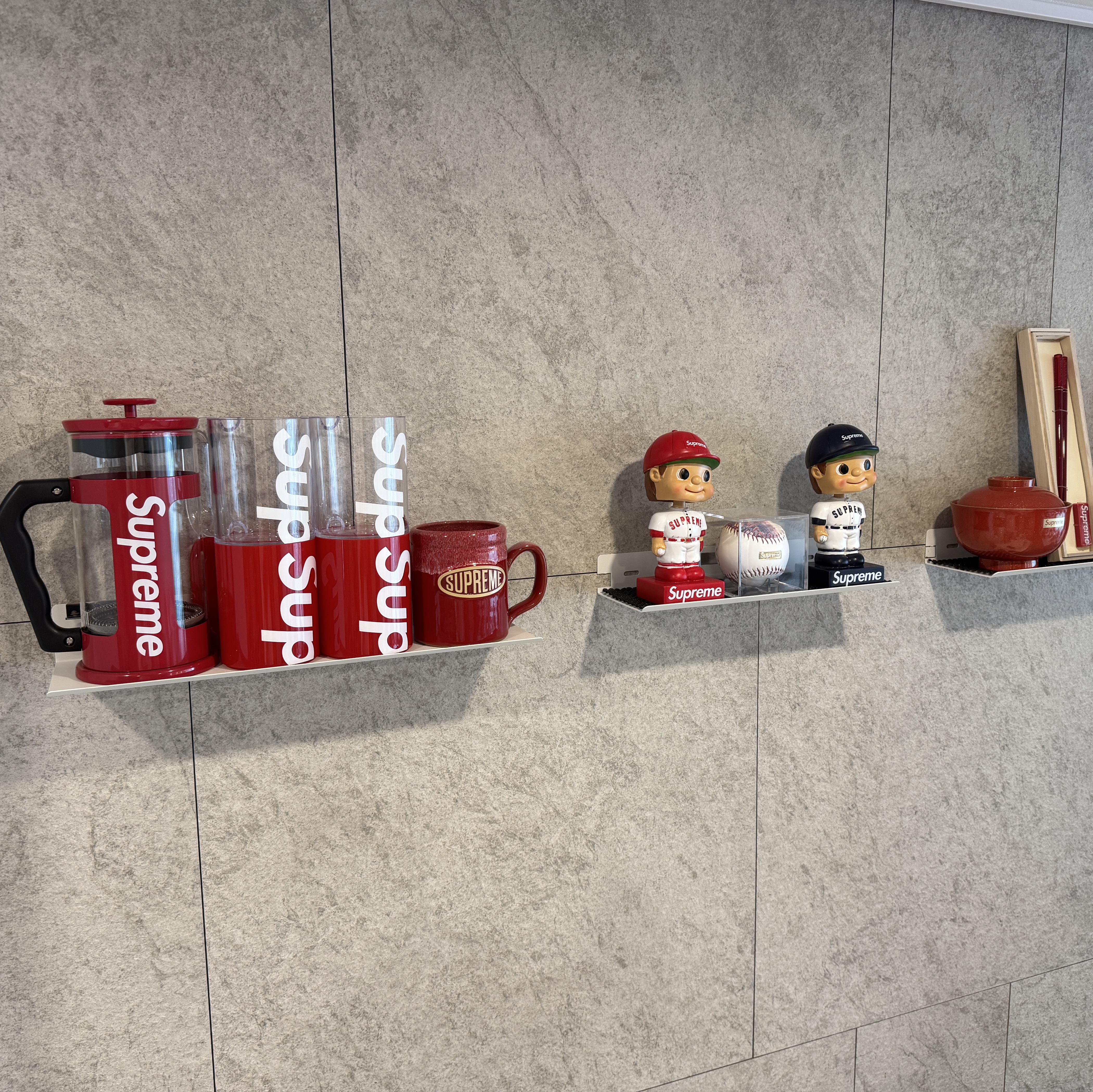 Supreme x Deneen Camper Mug Red - 25SS 착용 스타일 - 1