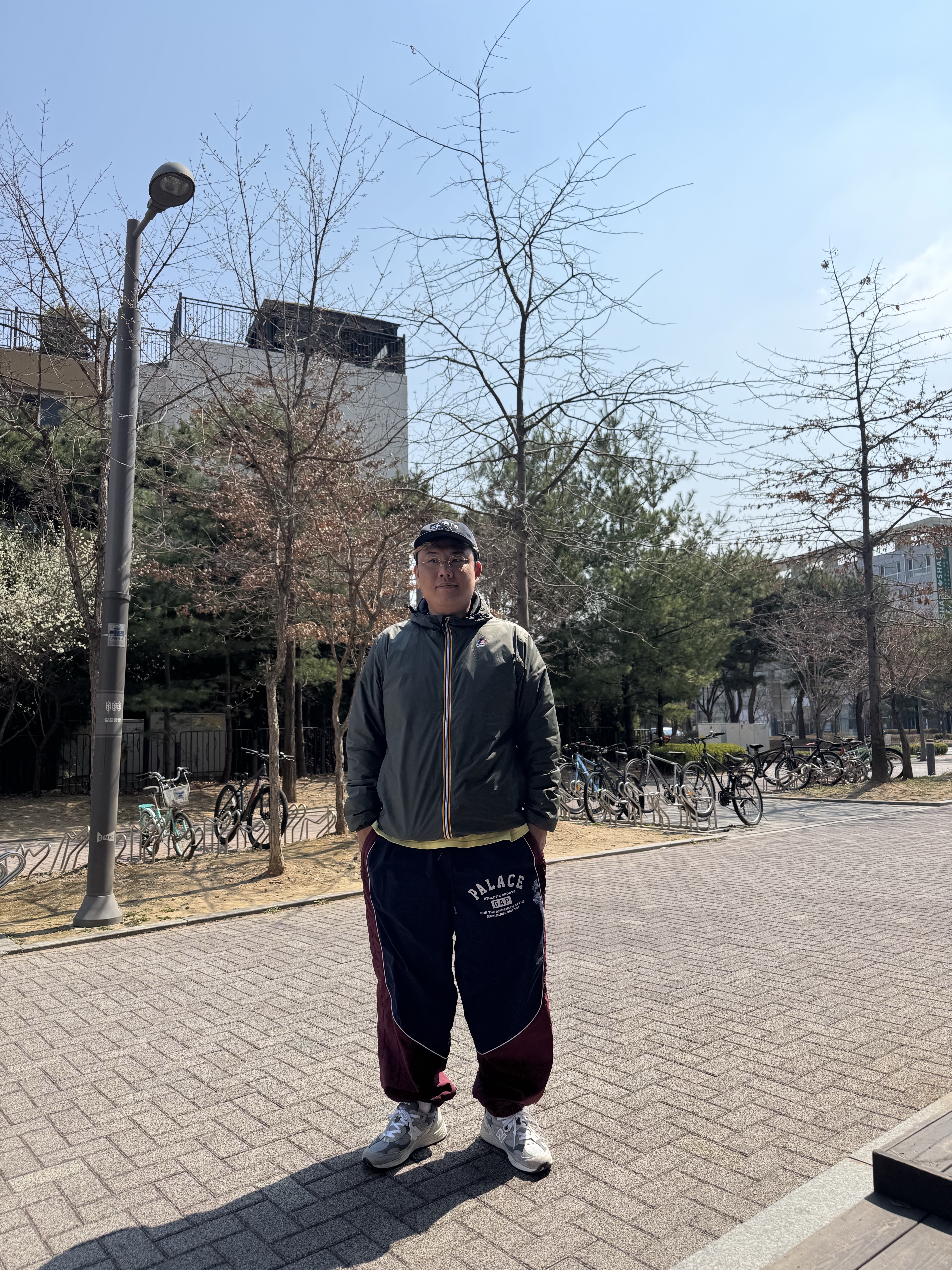 뉴발란스 992 메이드 인 USA 그레이 - D 스탠다드, 팔라스 x 갭 나일론 트랙 바텀 네이비 레드 - 24SS 착용 스타일 - 1