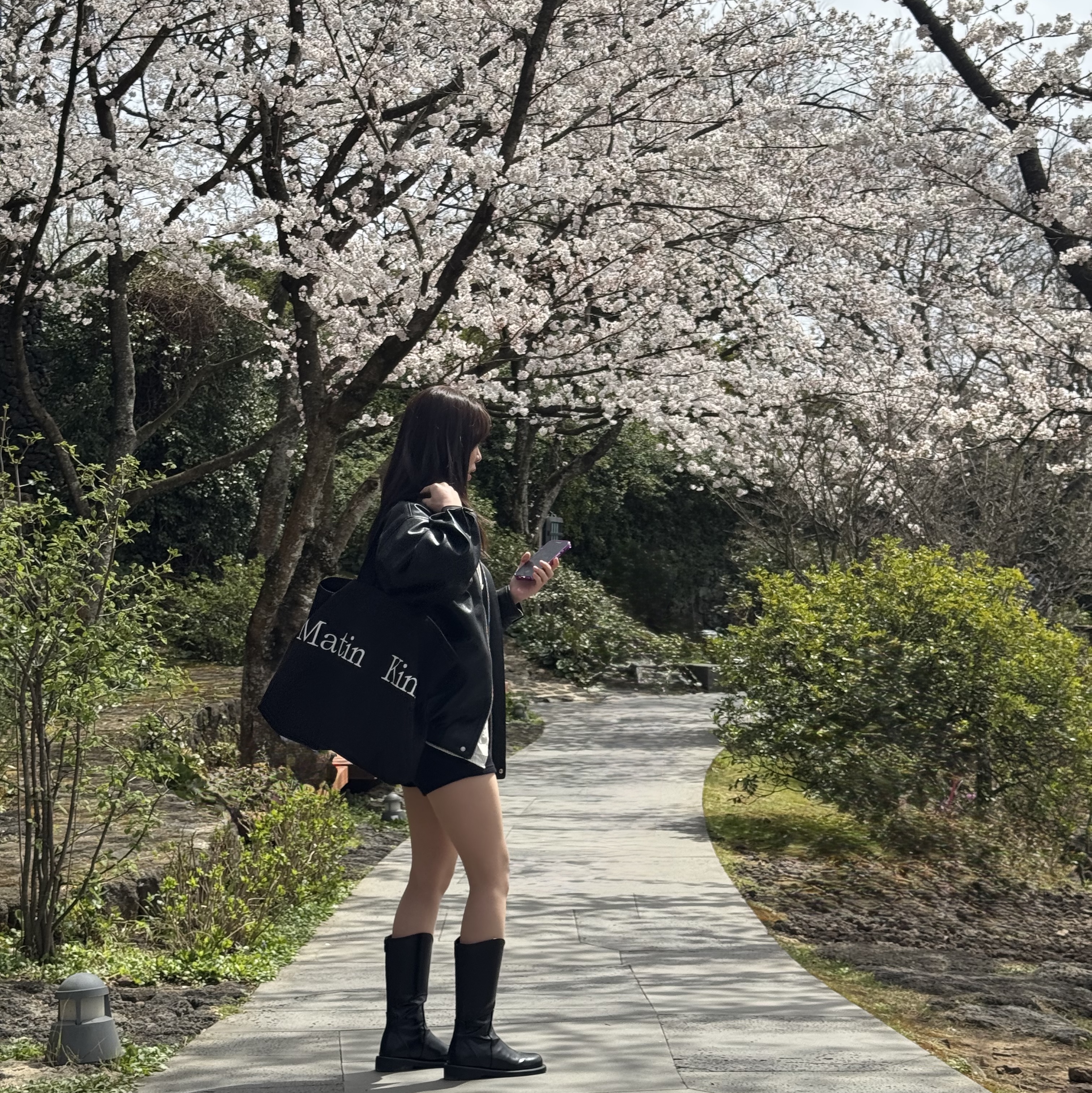 Matin Kim Matin Logo Ecobag Black 착용 스타일