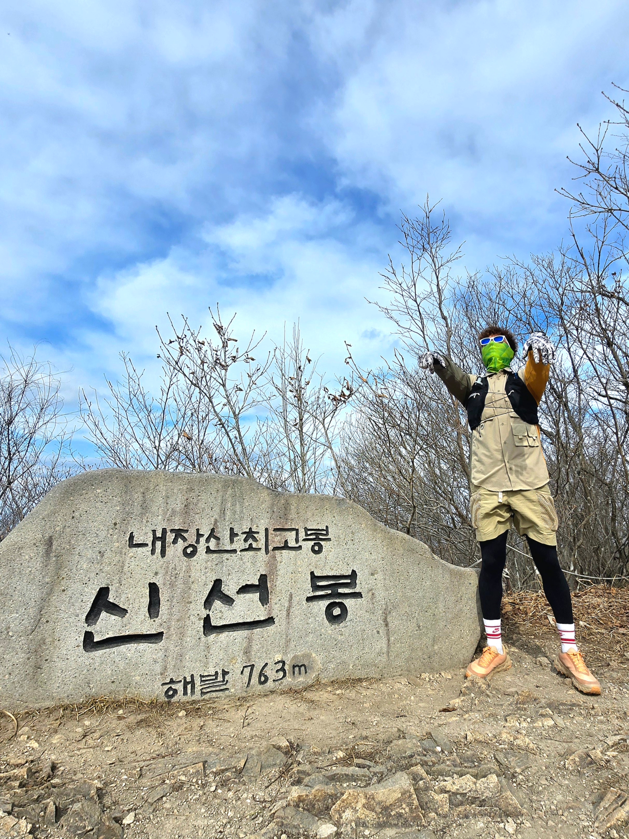 나이키 ACG 스노우그래스 카고 쇼츠 카키 라이트 아이언 오어 - 아시아, 나이키 ACG 드라이핏 UV 디베스테이션 셔츠 뉴트럴 올리브 - 아시아 착용 스타일