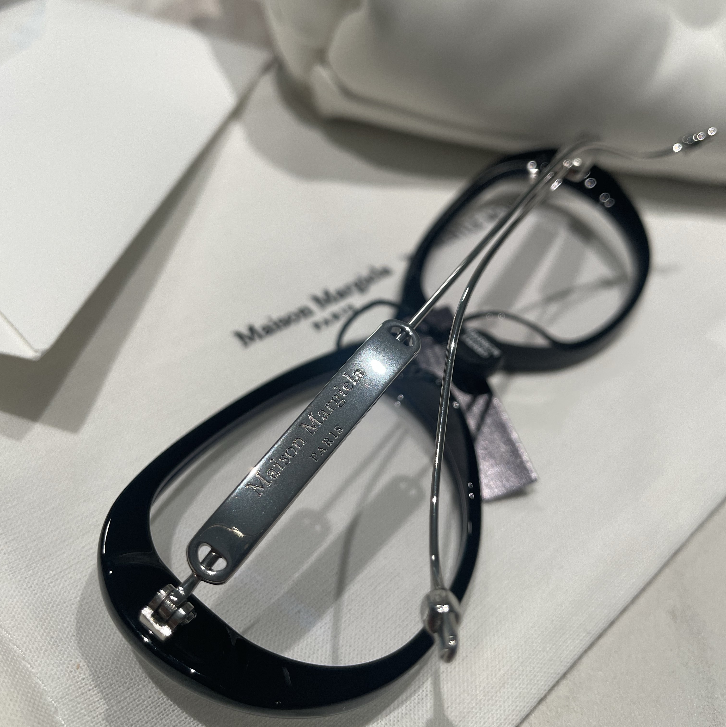 Gentle Monster x Maison Margiela MM215 Black Clear 착용 스타일 - 2