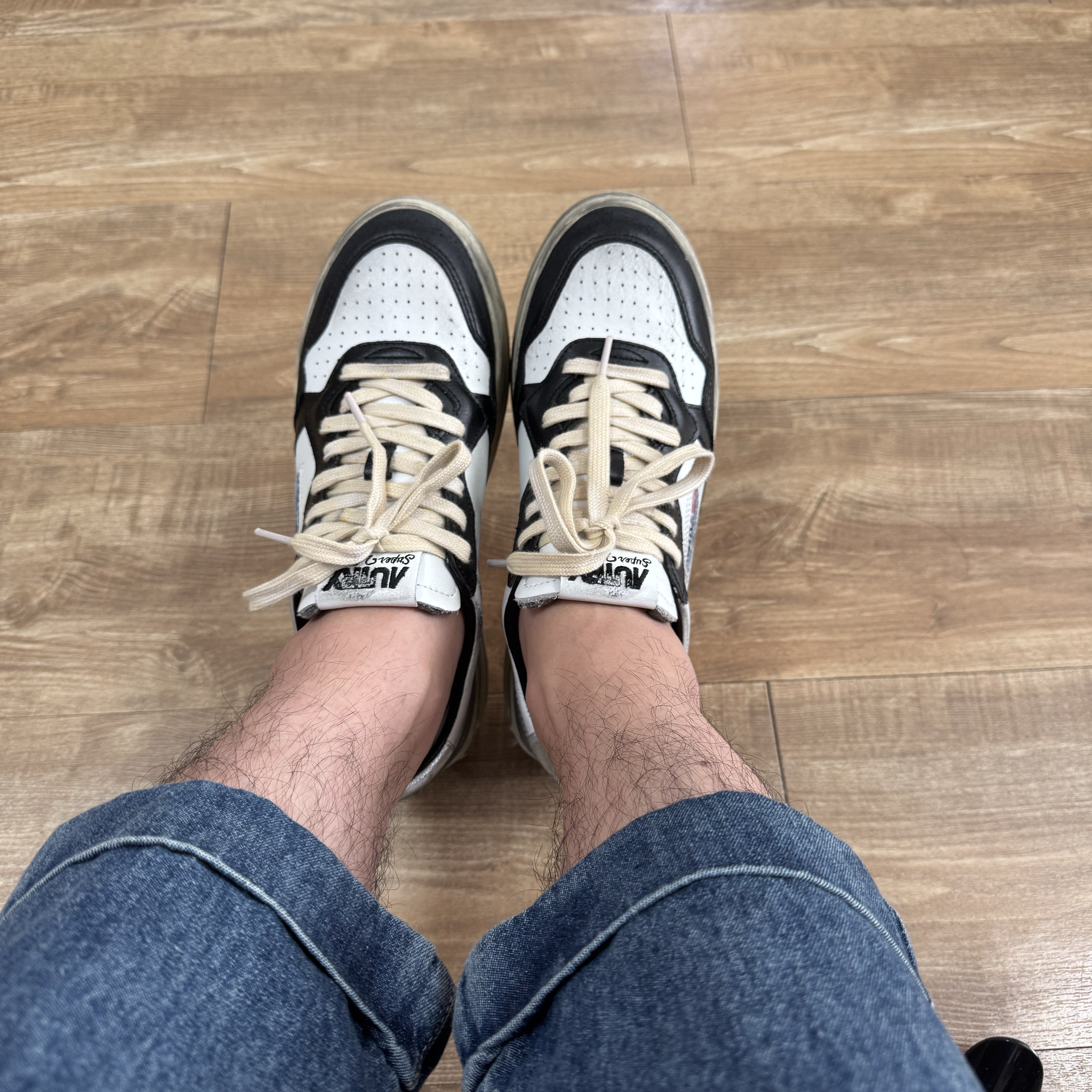 Autry Super Vintage Medalist Low Leather Sneakers White Black 착용 스타일
