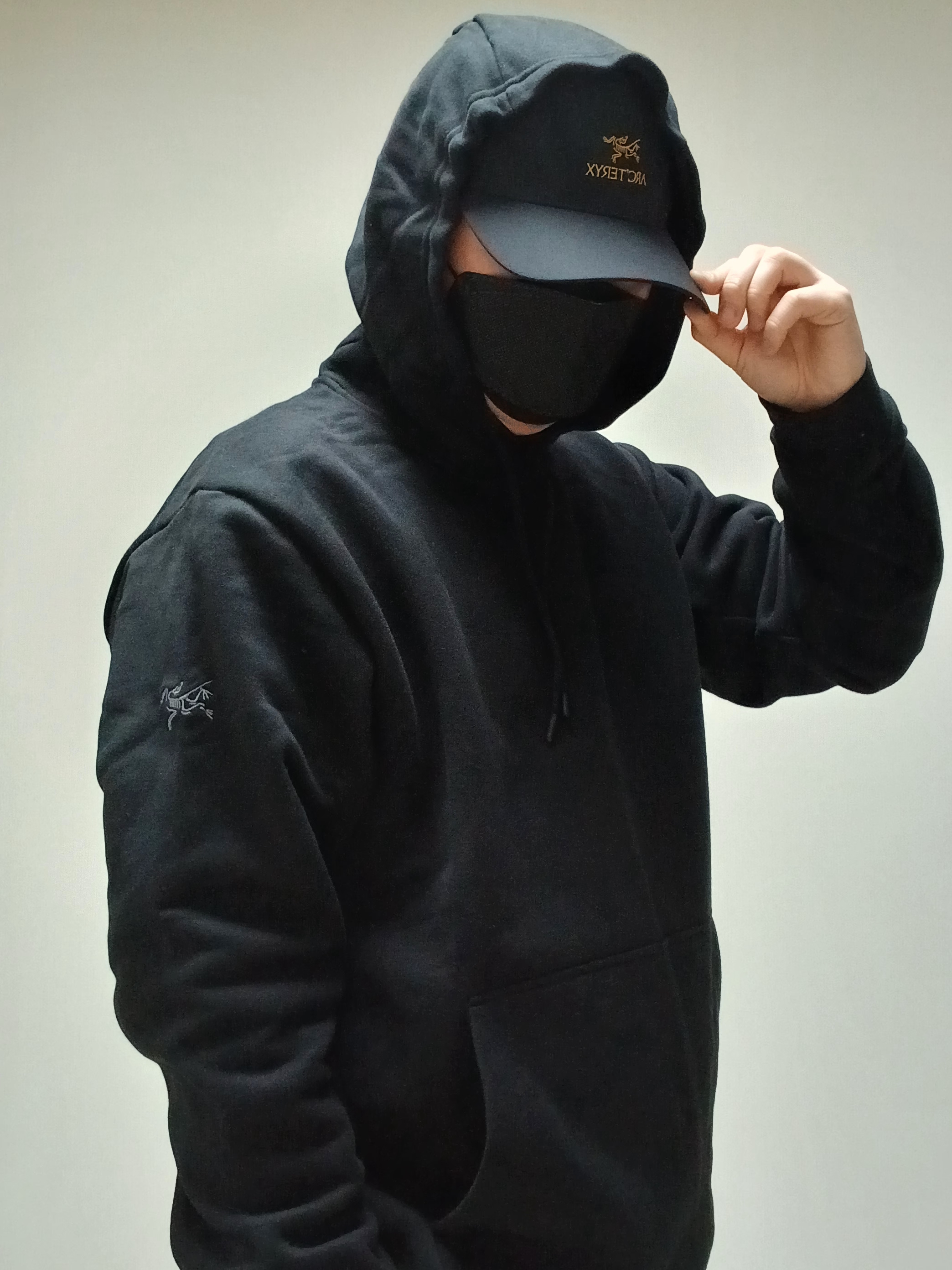 Arc'teryx Bird Word Cap 24K Black, Arc'teryx Emblem Fleece Hoody Black 착용 스타일 - 3