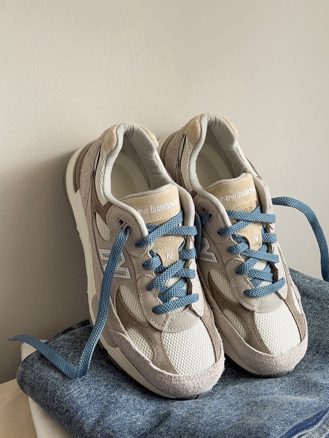 New Balance 992 Made in USA Moonrock Mushroom 착용 스타일 - 2