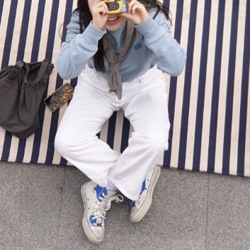 Acne Studios Fonbar Face Crewneck Sweatshirt Powder Blue, Converse x Ader Error Chuck 70 High White 착용 스타일 - 2