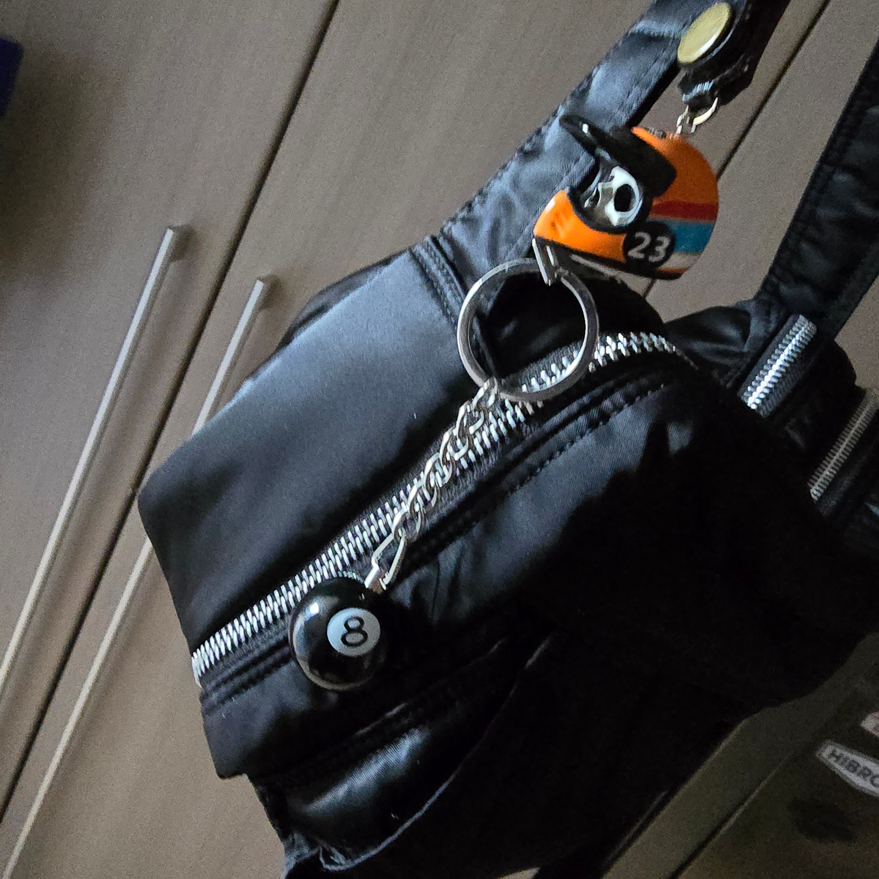 Stussy 8 Ball Keychain Black 착용 스타일