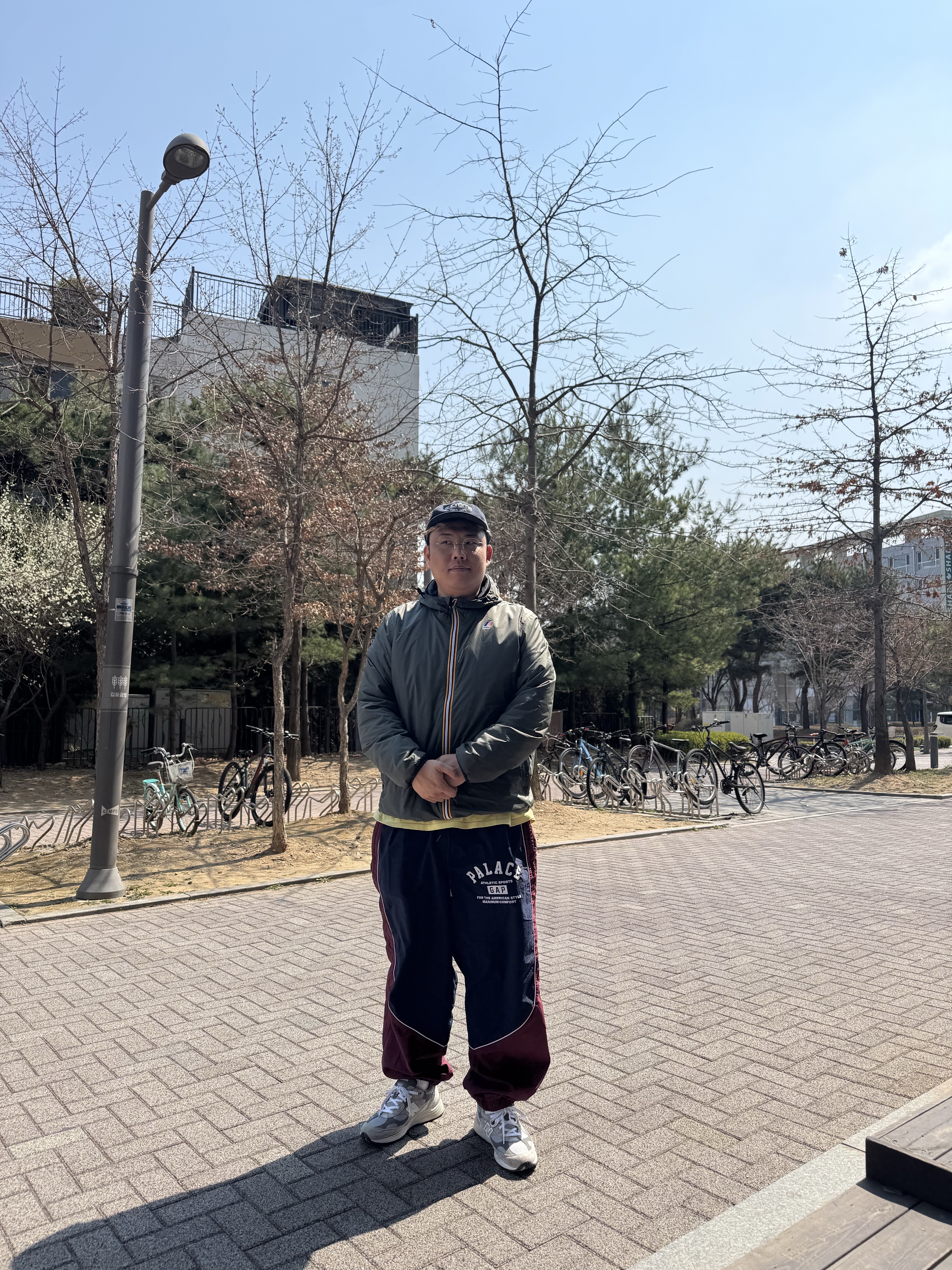 뉴발란스 992 메이드 인 USA 그레이 - D 스탠다드, 팔라스 x 갭 나일론 트랙 바텀 네이비 레드 - 24SS 착용 스타일 - 5
