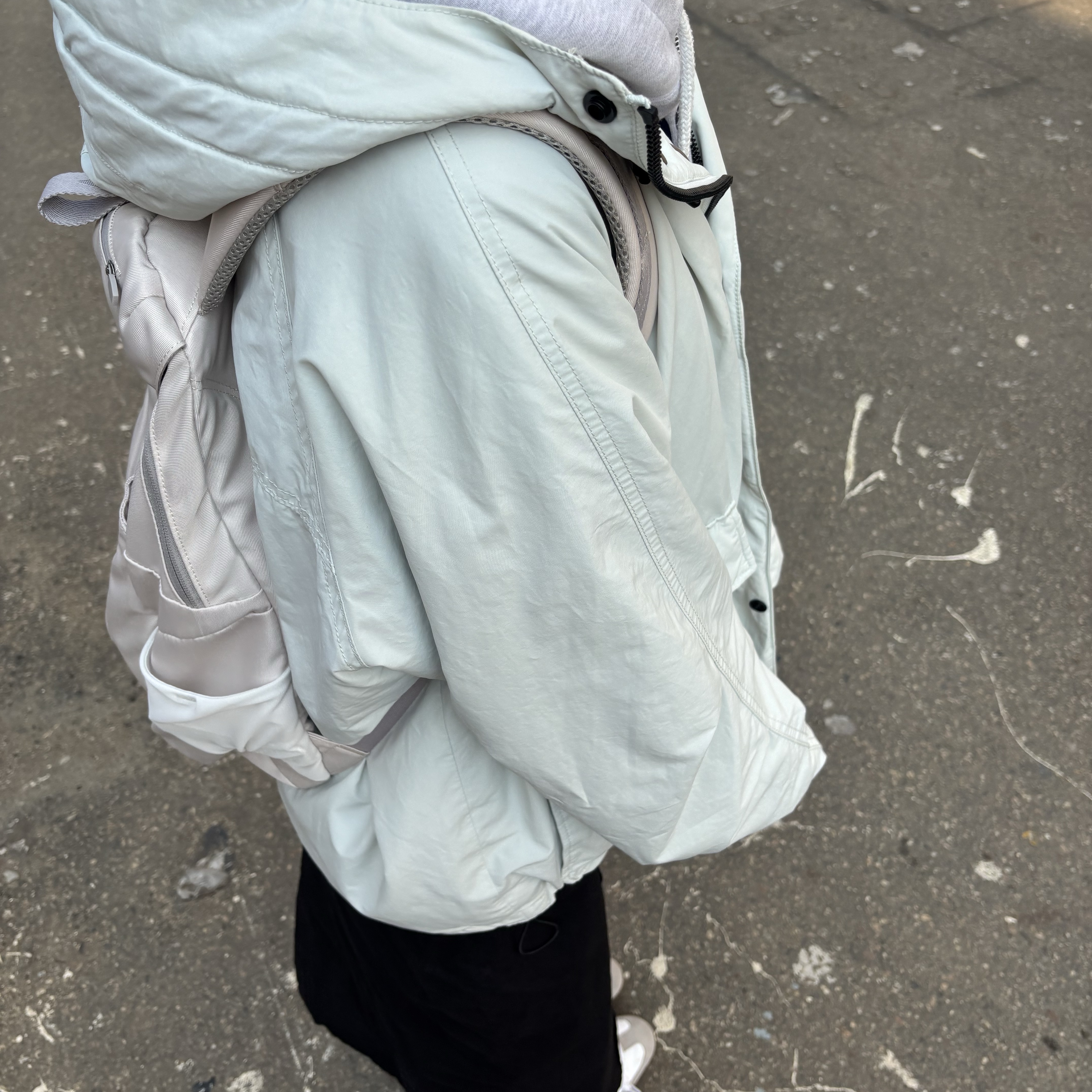 Mischief Buckle Flap Backpack Light Beige 착용 스타일 - 1